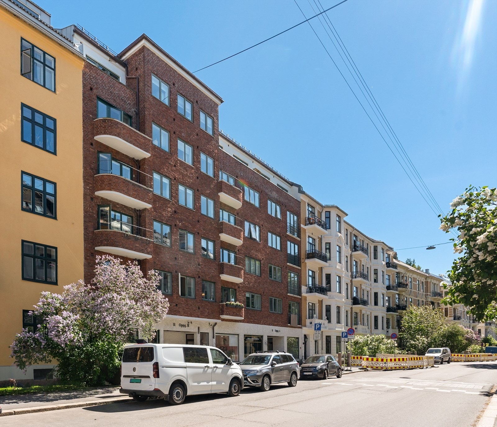 Leiligheten ligger i et særdeles attraktivt og etablert boligstrøk med en av byens beste adresser. Området er preget av nydelig arkitektur fra forrige århundre, og ligger like ved Uranienborgparken og Slottsparken. Galleribilde