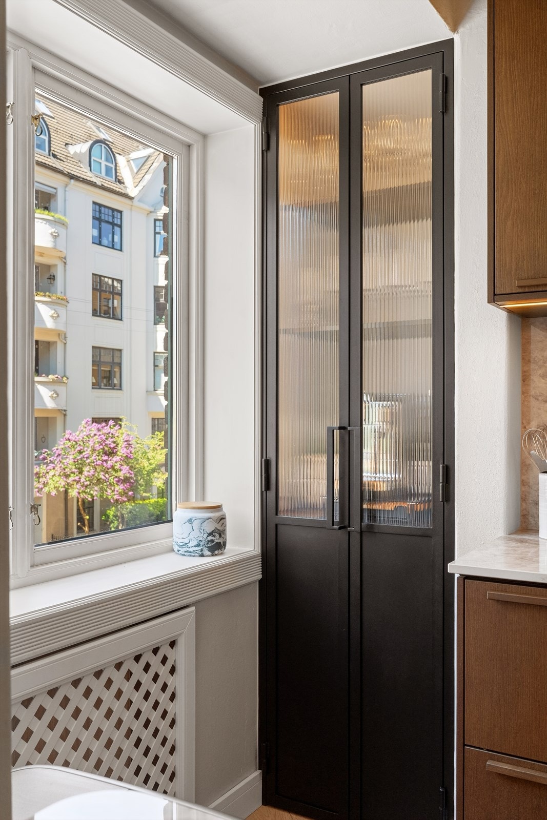 Innebygget vitrineskap med plass til vinskap og kaffemaskin. Galleribilde