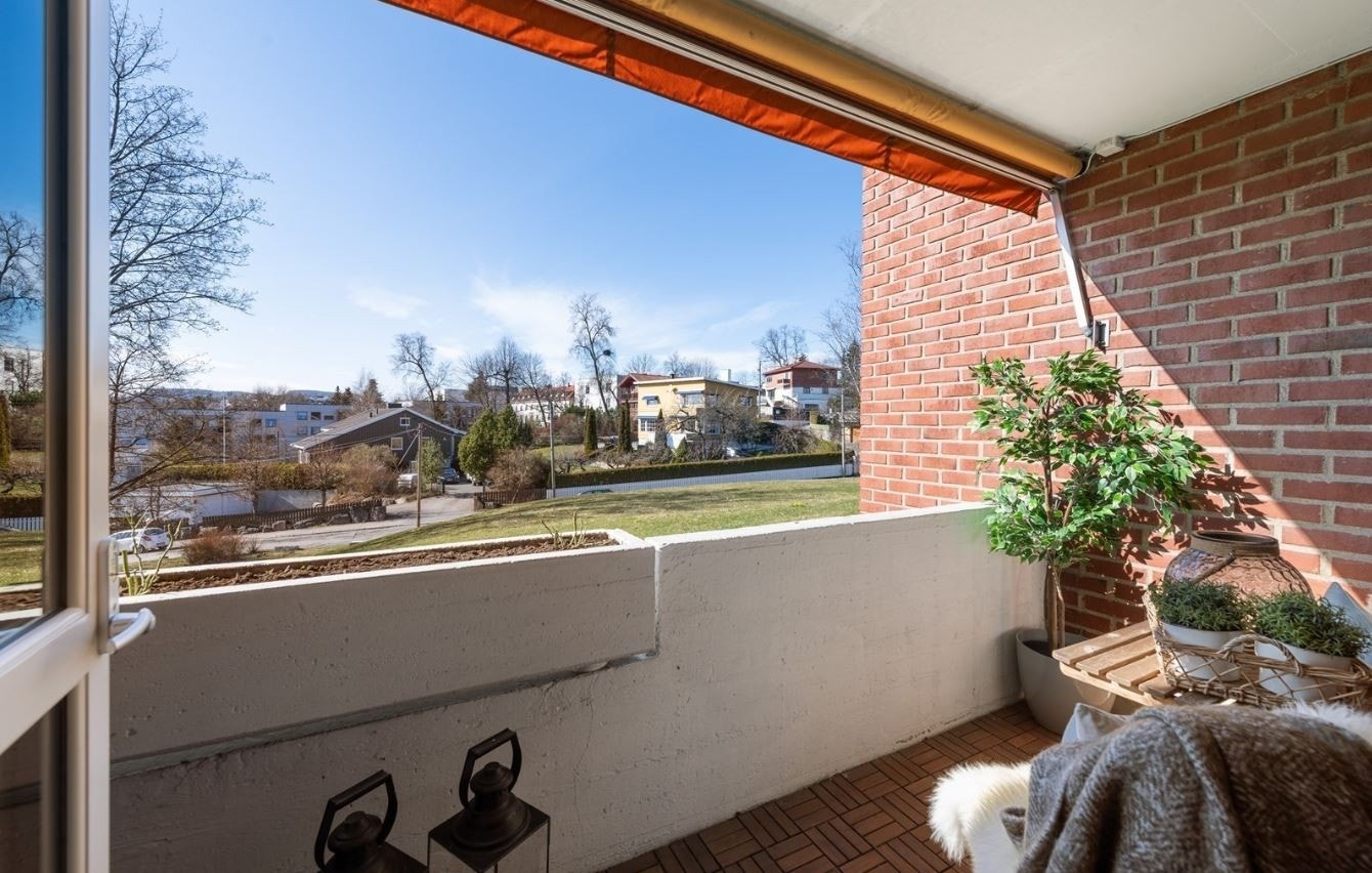 Balkong med god plass til utemøbler. Galleribilde