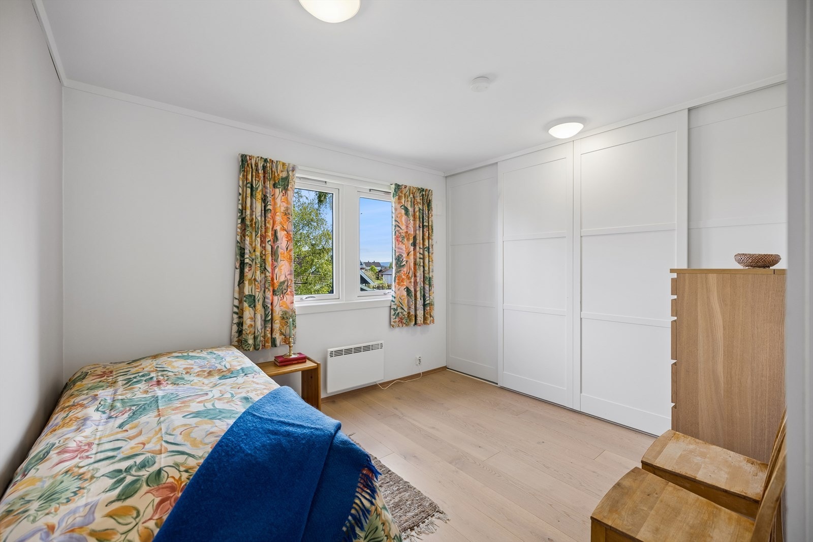 Leiligheten har to soverom. Dette rommet har god plass til seng og oppbevaringsløsninger. Galleribilde