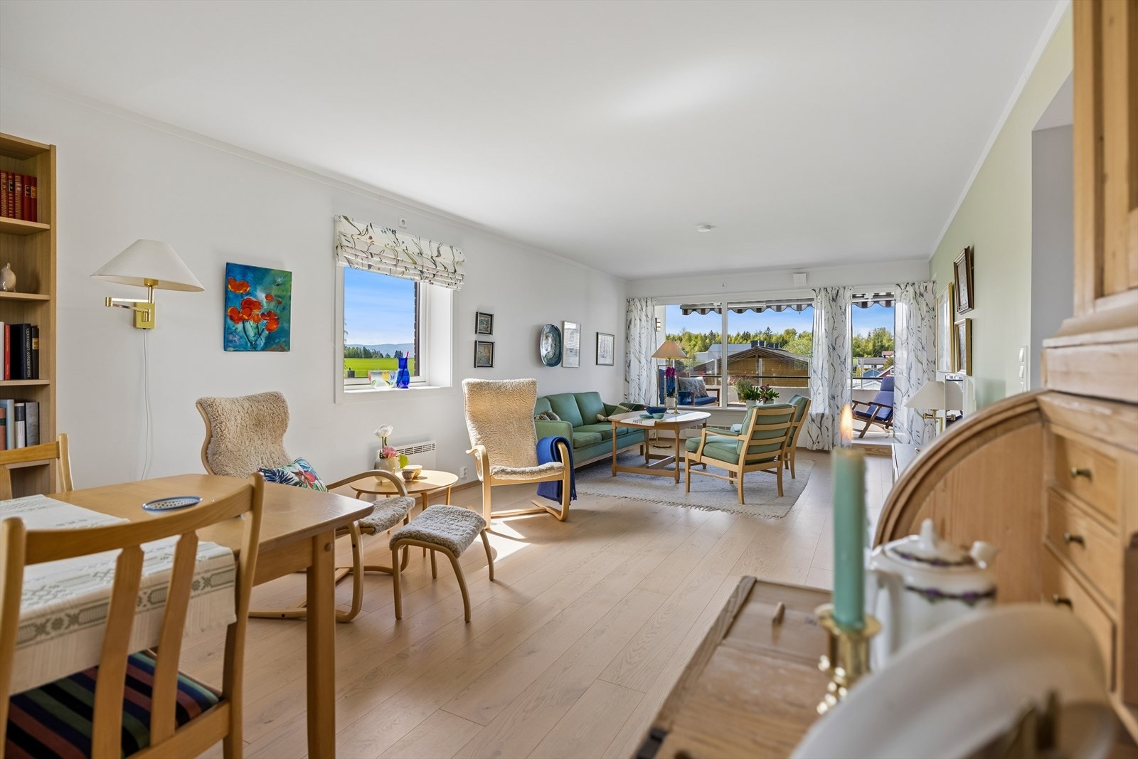 Stuen er romslig og har plass til flere sittegrupper. Herfra er det direkte utgang til balkongen. Galleribilde