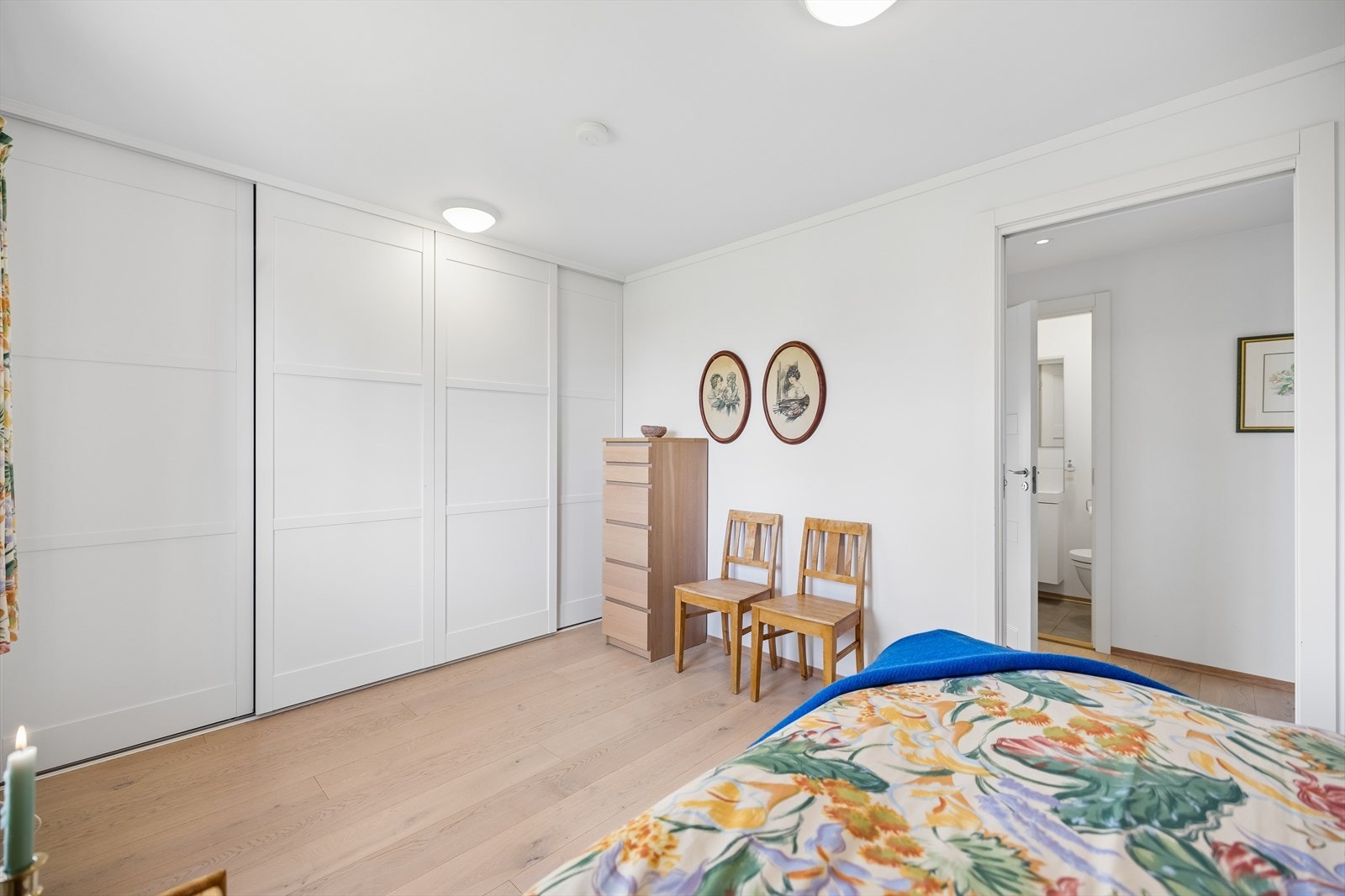 En stor skyvedørsgarderobe gir rikelig med oppbevaringsplass. Galleribilde
