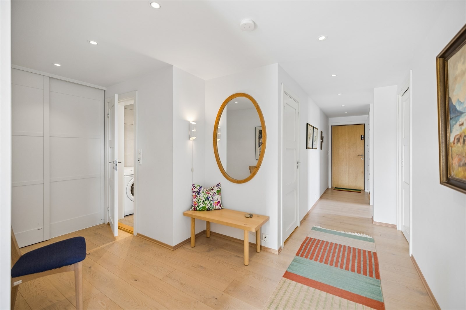 Velkommen inn! Entréen er lys og romslig og har en praktisk skyvedørsgarderobe. Galleribilde
