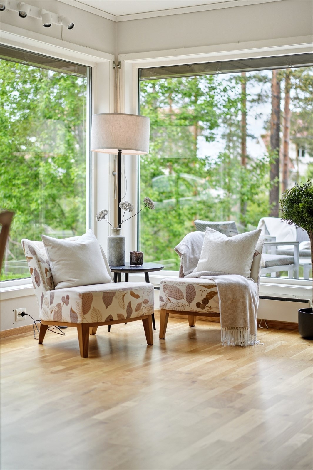 En lys og trivelig krok med utsikt mot uteområdet. Galleribilde