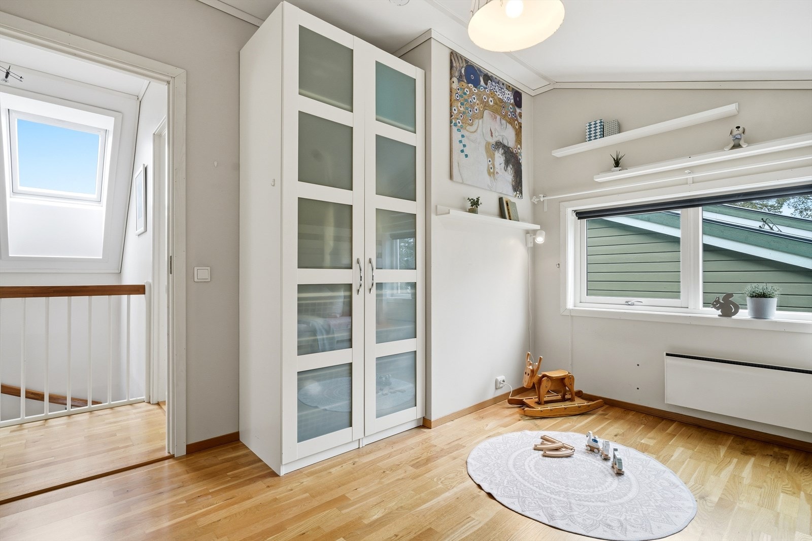 Rommet har god plass til både seng og oppbevaringsmøbler. Galleribilde