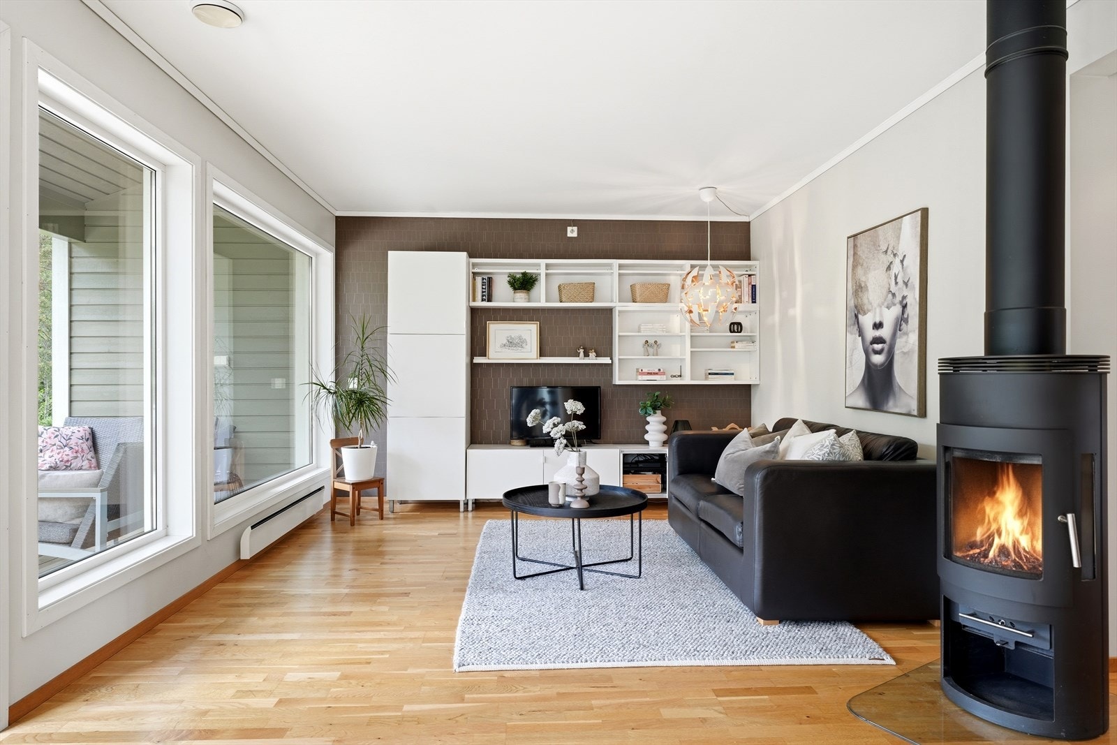 Stuen har god plass til en romslig sofagruppe og TV-møblement. Galleribilde