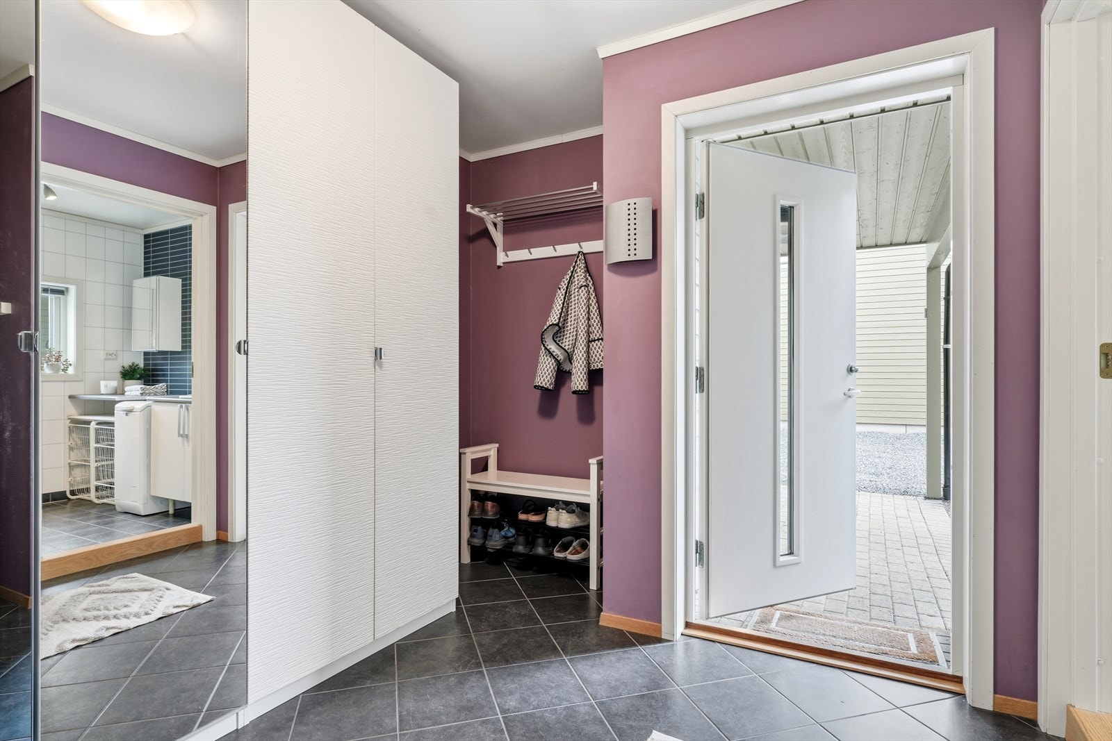 Entréen har plass til oppbevaring av yttertøy og sko. Galleribilde