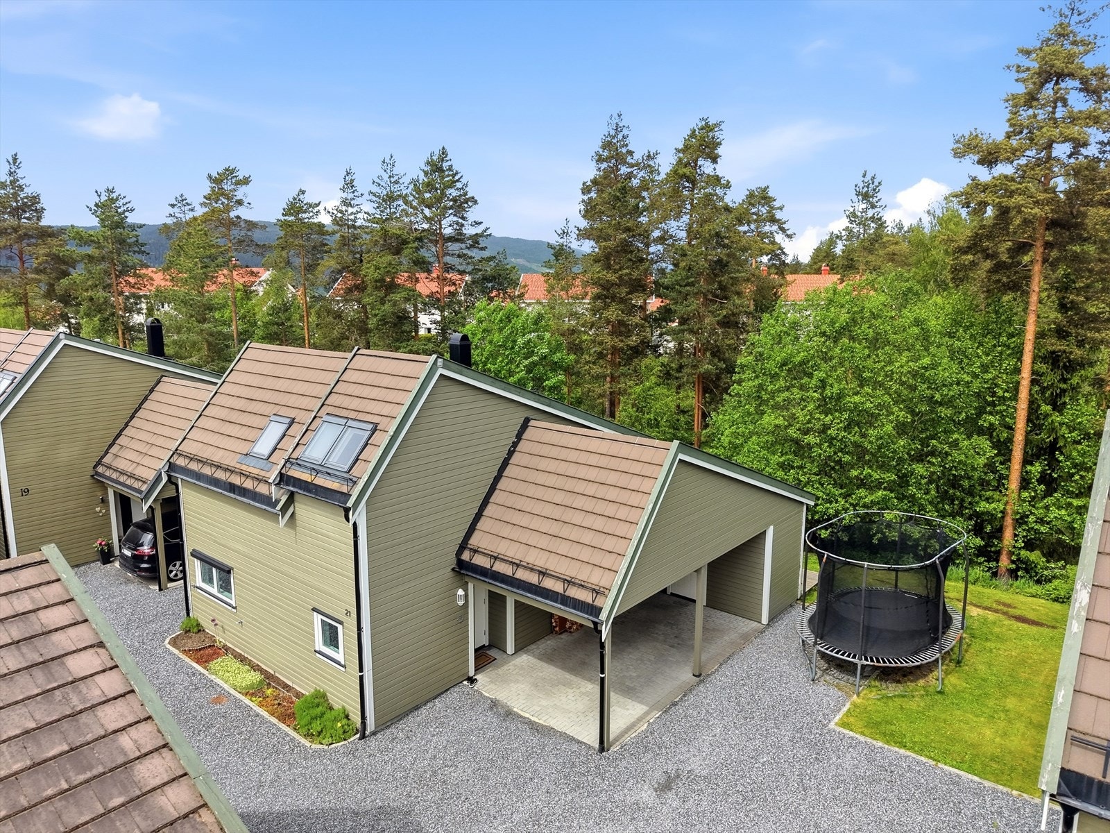 Eiendommen har en praktisk carport og ligger i et stille nabolag med nærhet til skog og mark. Galleribilde