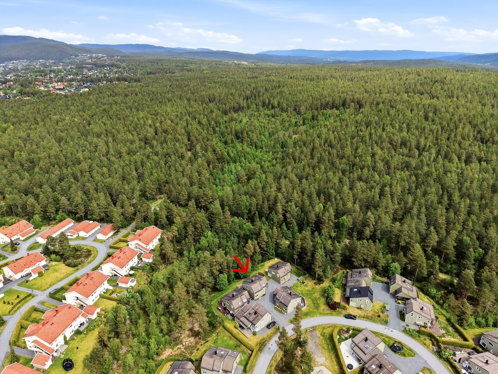 Boligen ligger i Thiesmannsåsen/Gomsrud, et område kjent for sin nærhet til skog og mark. Galleribilde