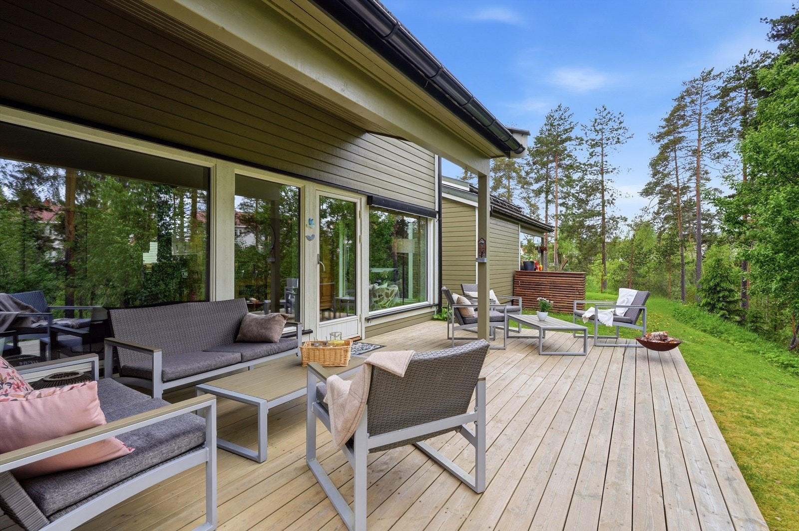 En sosial uteplass med god plass for familie og venner. Galleribilde