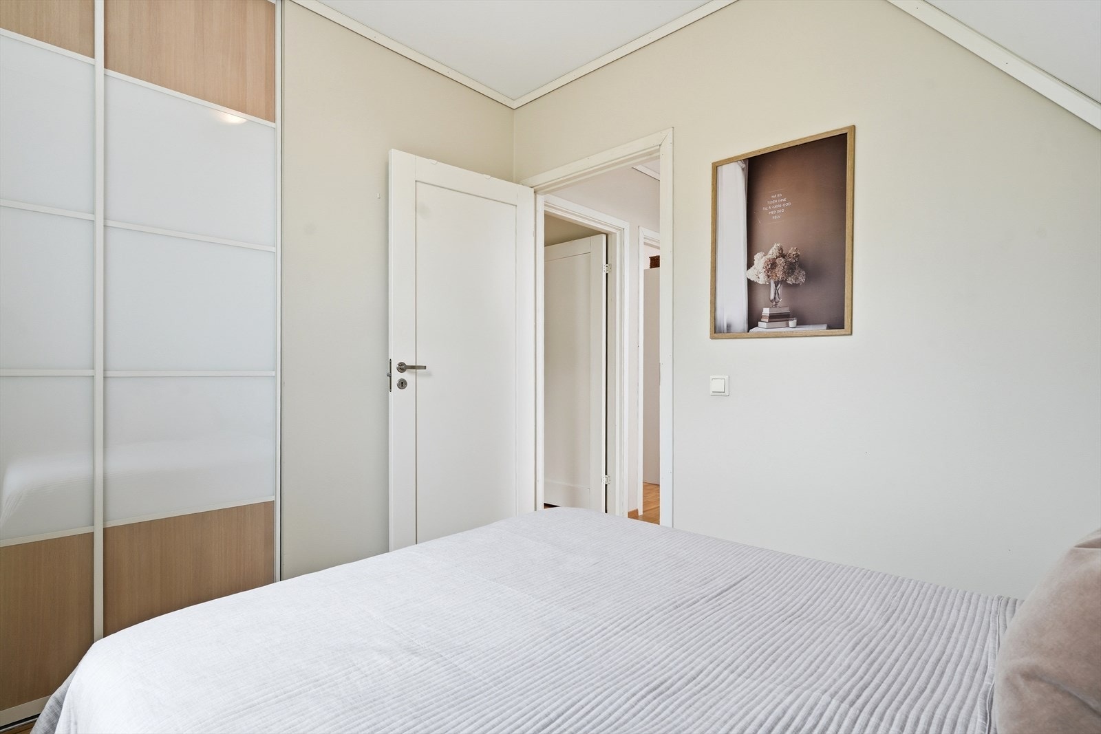 Soverommet har god plass til dobbeltseng og garderobeløsning. Galleribilde