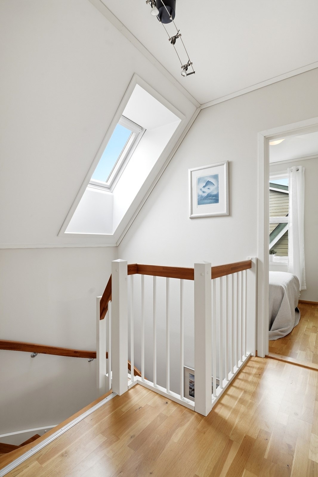 Den malte tretrappen leder opp til andre etasje. Takvindu gir godt lys i trapperommet. Galleribilde