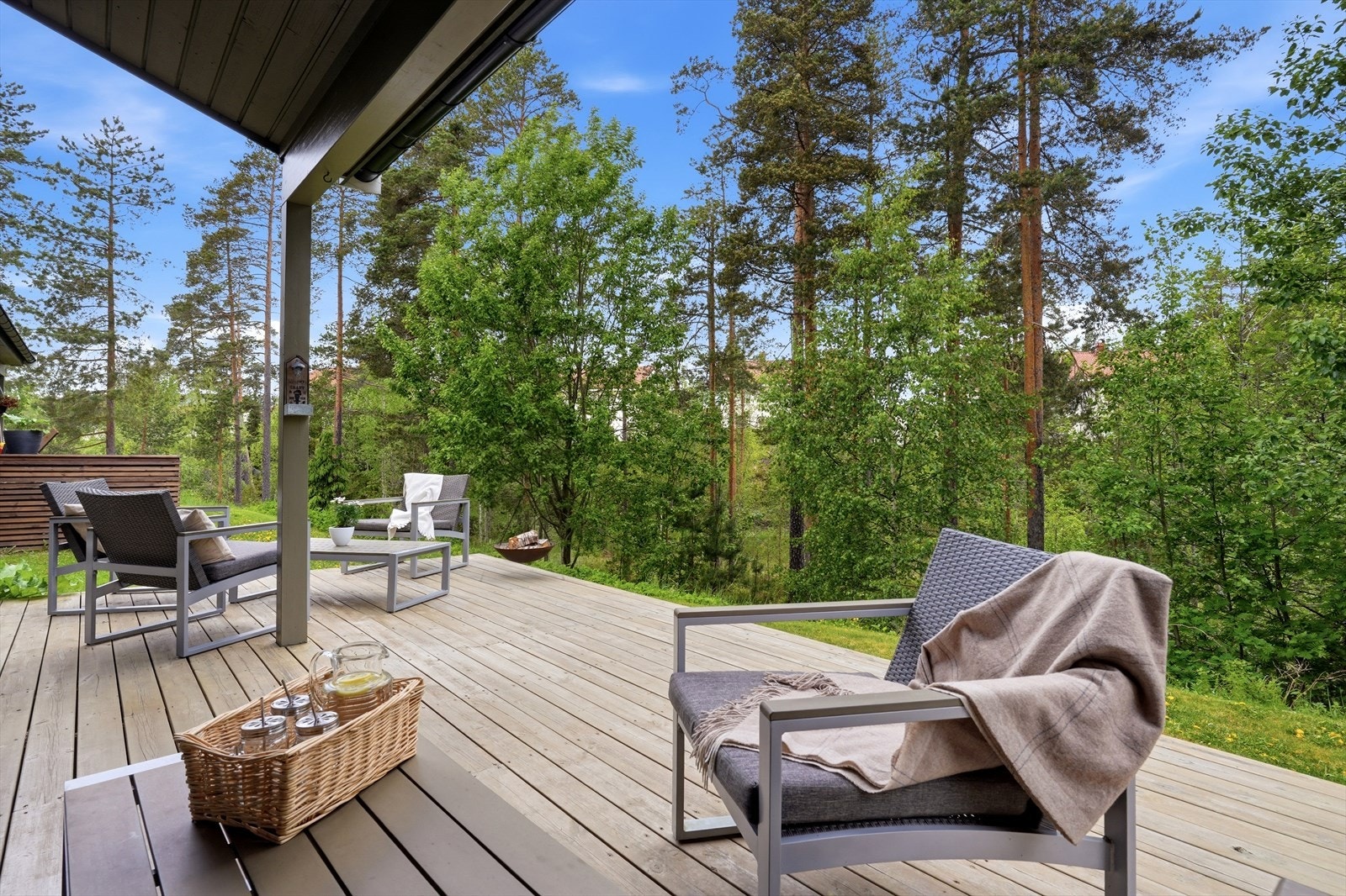 Utsikt mot trær og natur fra terrassen. Galleribilde