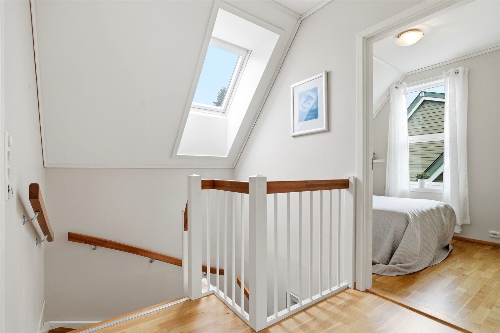 Gangen i andre etasje fordeler tilgang til alle rommene og har parkett på gulvet. Galleribilde