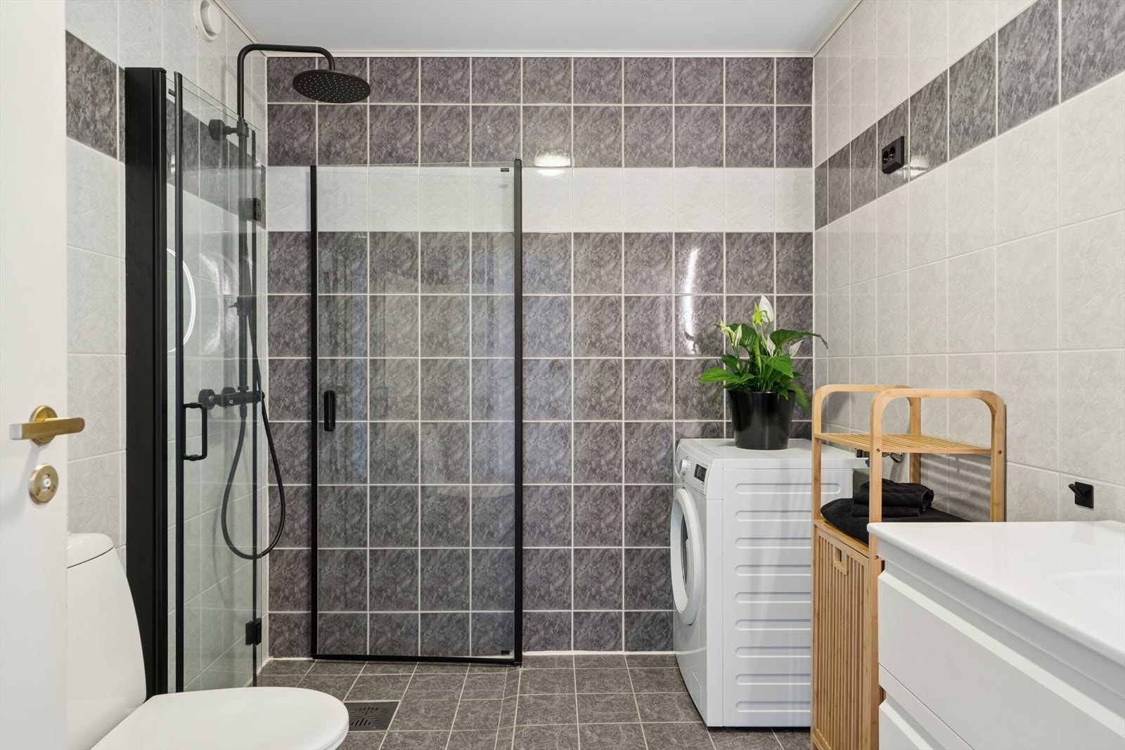 Badet har innfellbare dusjdører og takdusj. Galleribilde