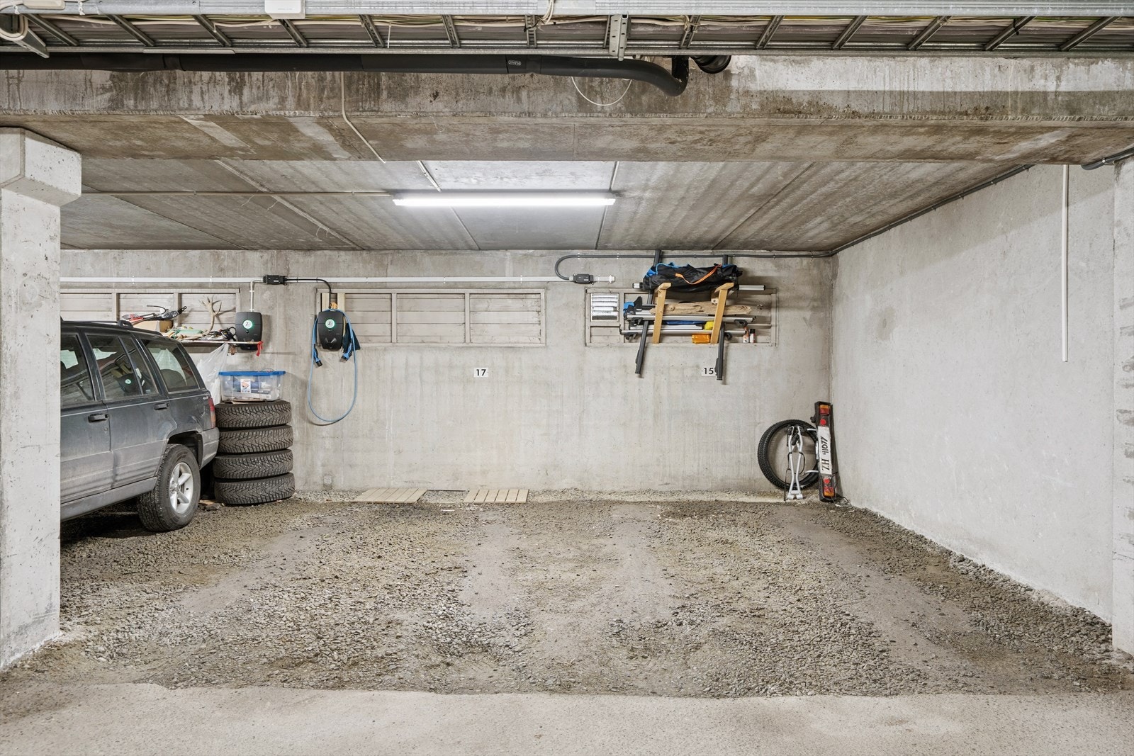 Egen parkeringsplass i felles garasjeanlegg. Det er montert elbillader. Galleribilde