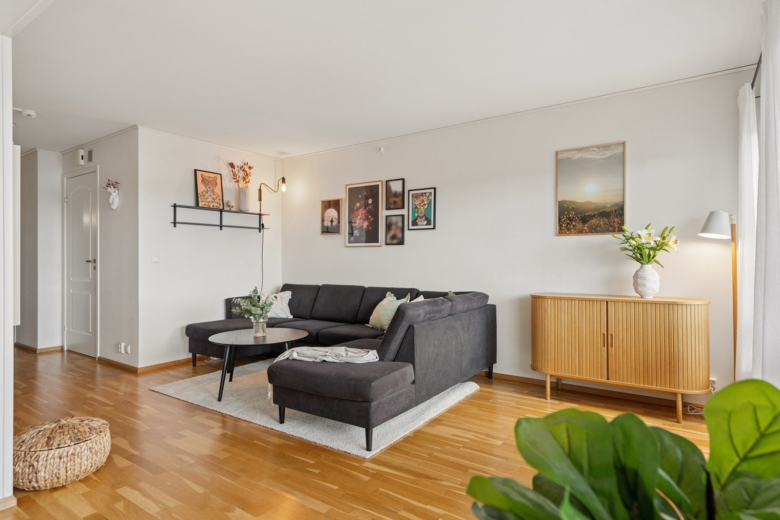 Stuen har parkett på gulv og god plass til en romslig sofagruppe. Galleribilde