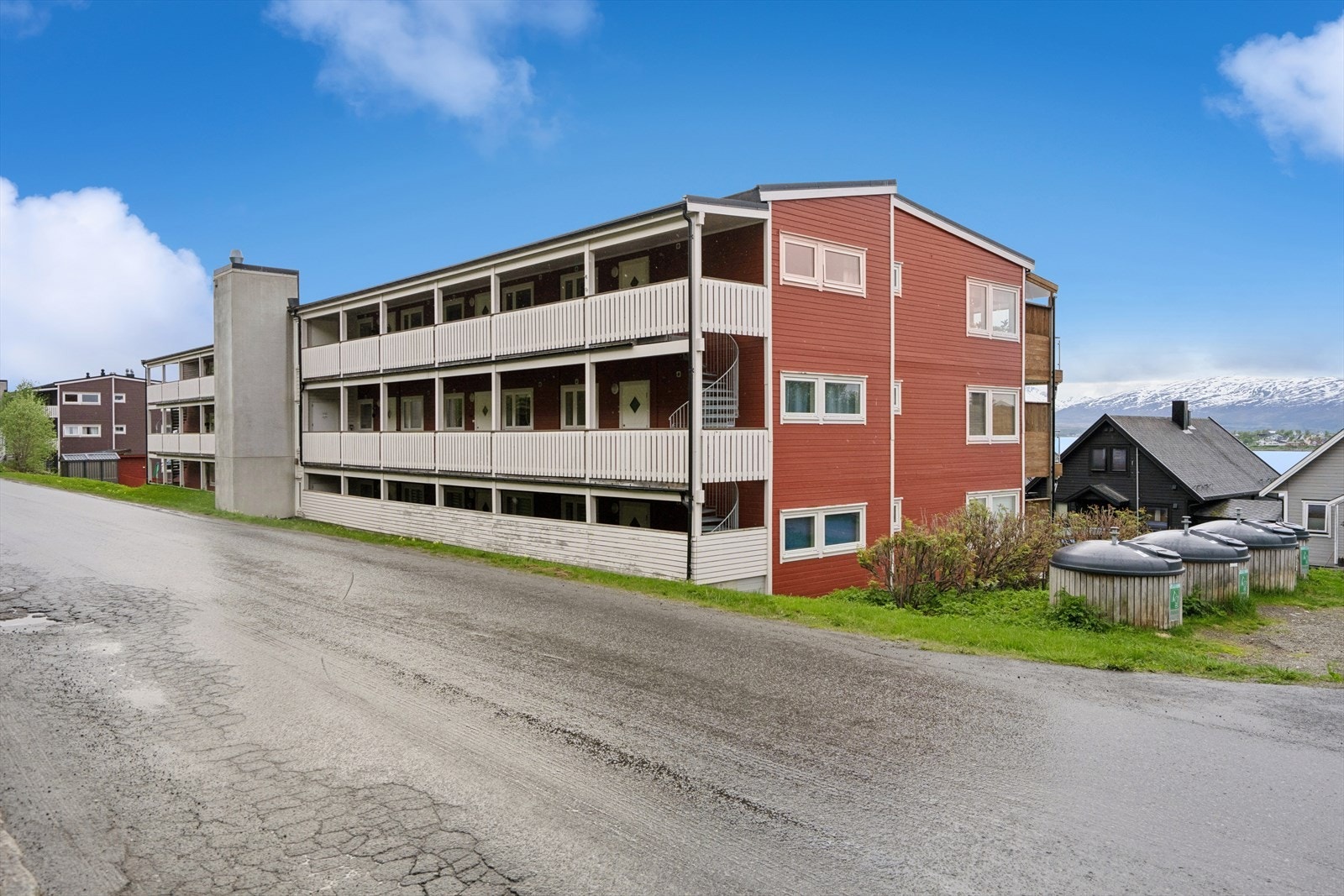 Overbygget svalgang med morgensol ved inngangsparti. Galleribilde