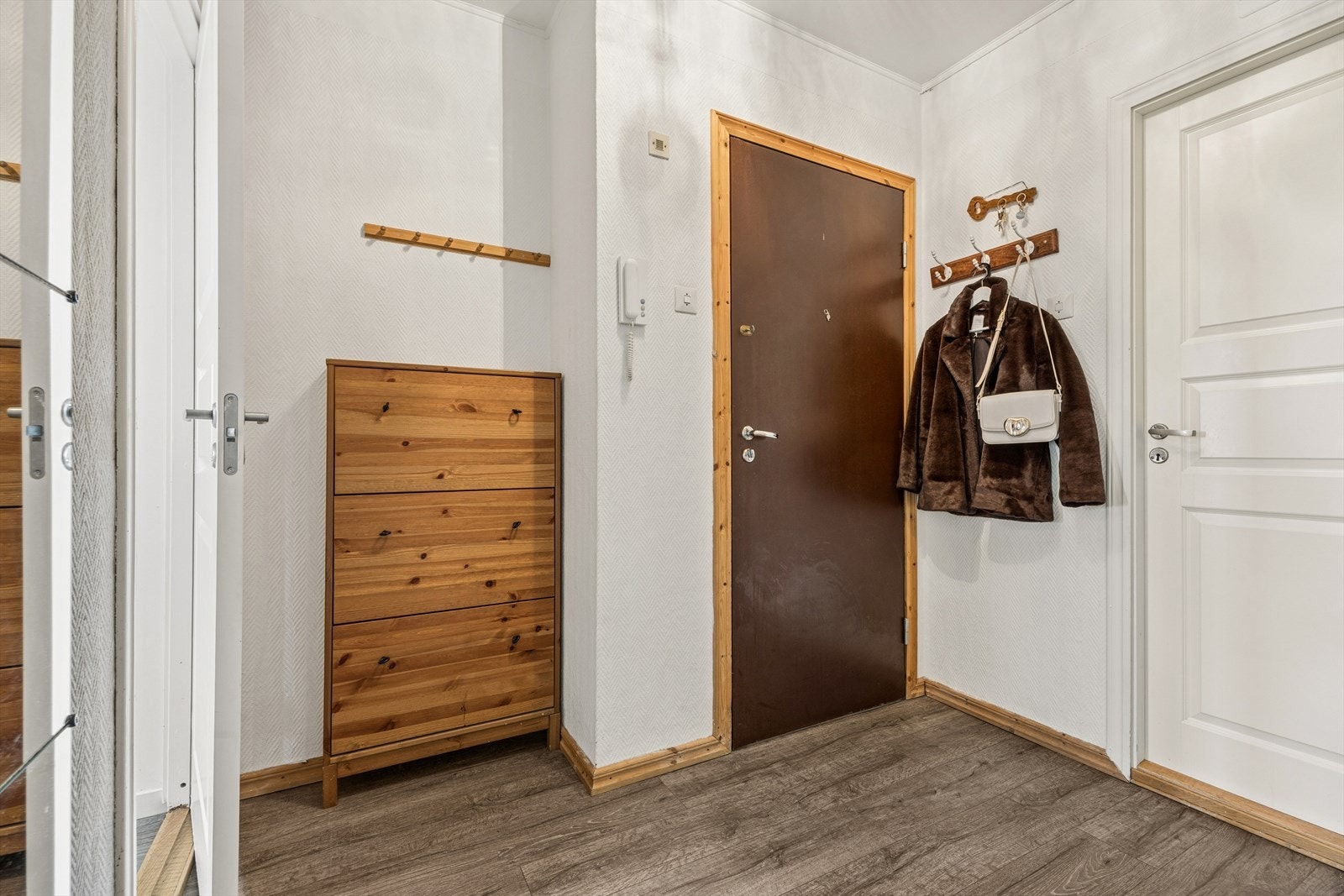 Entrè med mulighet for å sette opp garderobe. Galleribilde