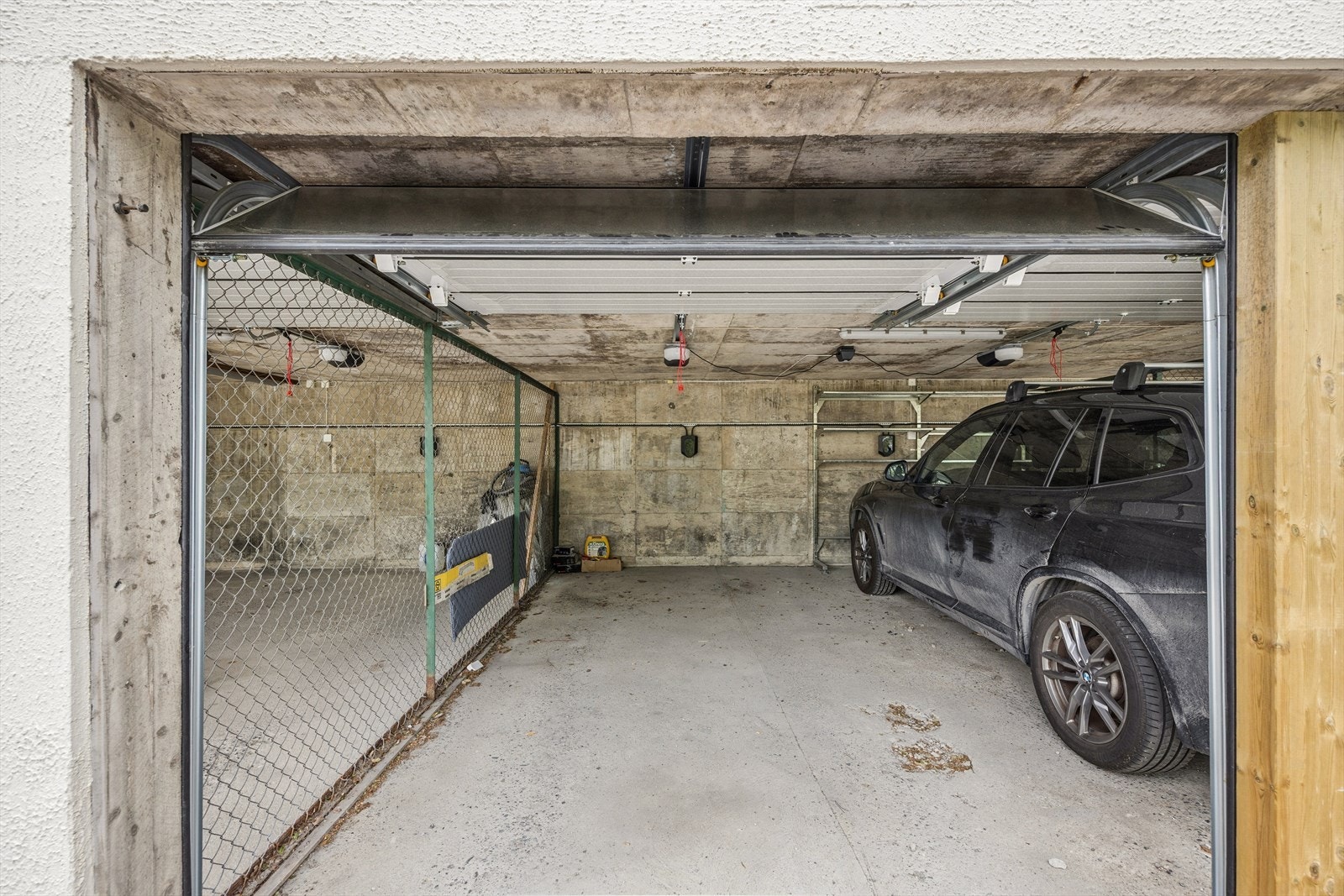 Leiligheten disponerer garasjeplass ny garasjeport. Elbillading. Lading aktiveres via styret. Galleribilde