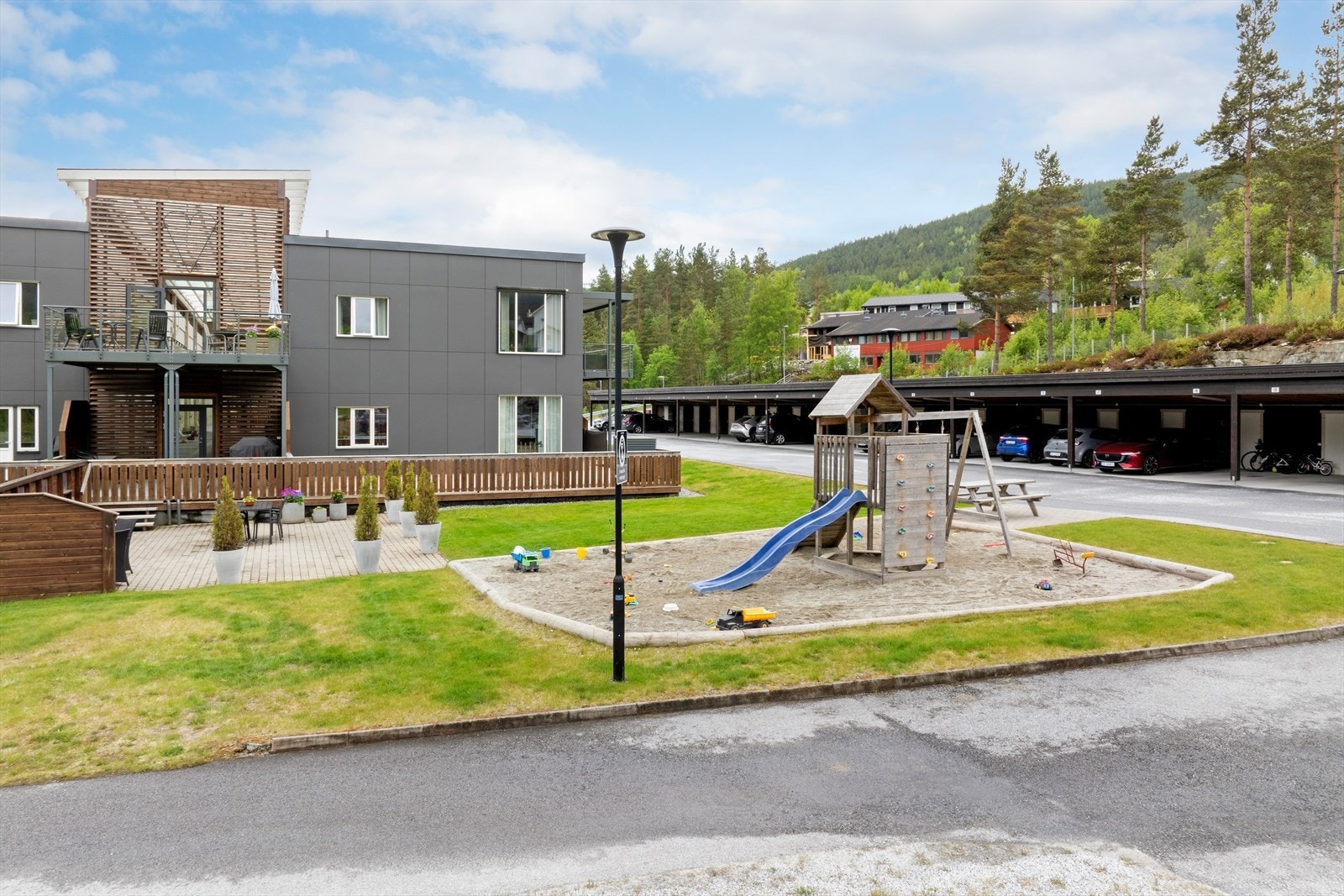 Sameiget har fine og velstelte uteplassar og er godt etablert med dugnader og sosiale aktivitetar. Galleribilde