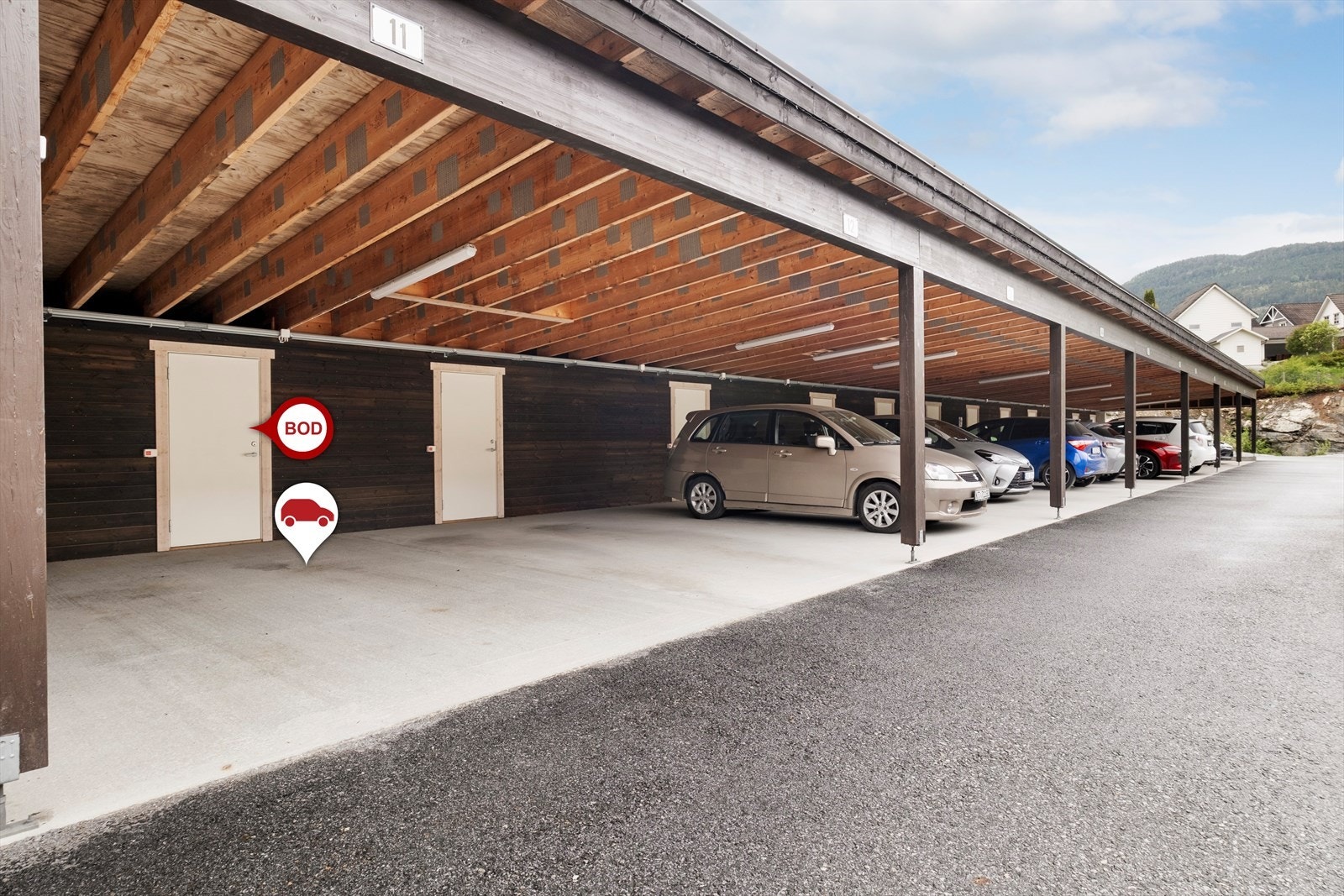 Fast parkeringsplass i carport med tilhøyrande sportsbod i bakkant av parkeringen. Galleribilde