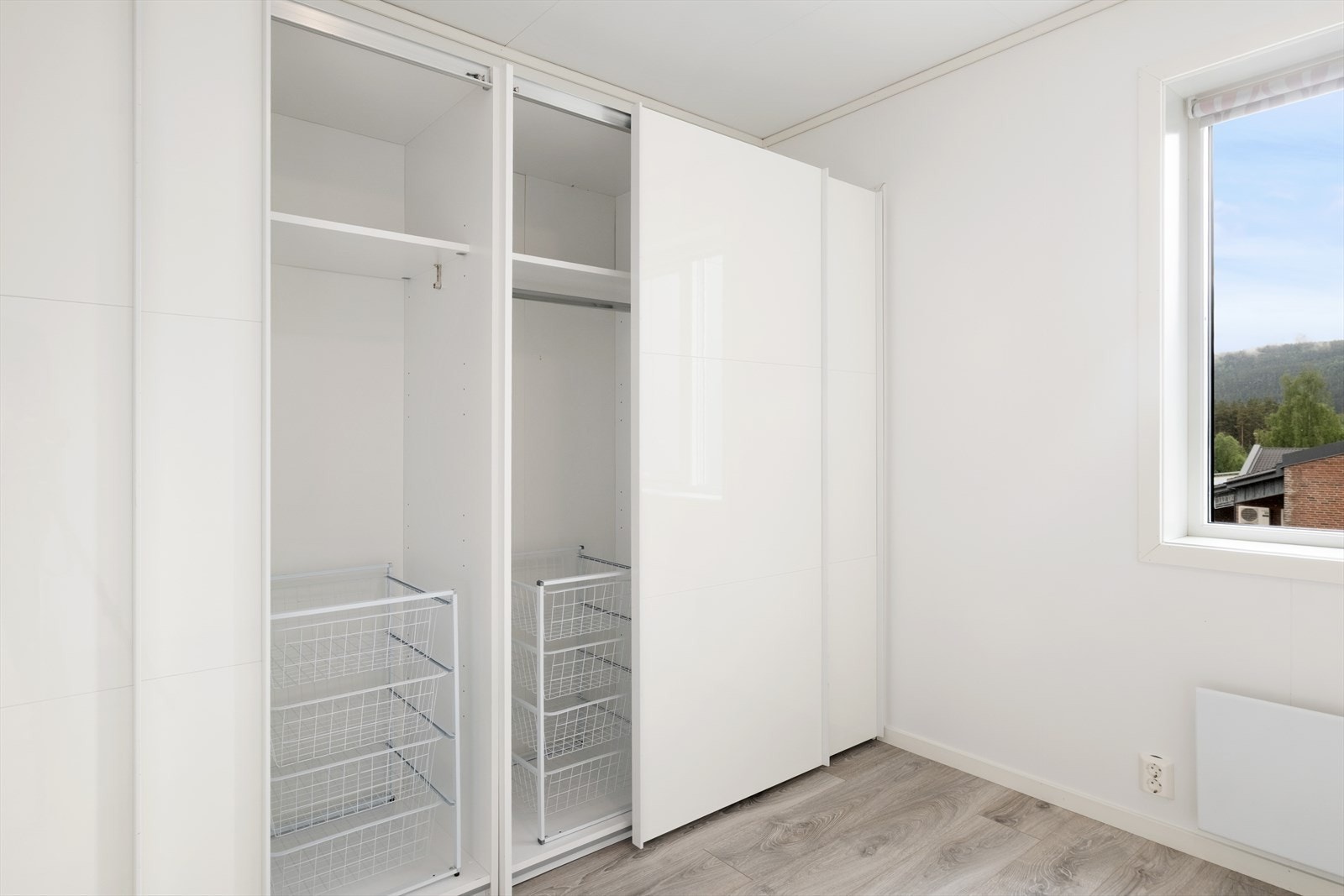 Alle soveromma er innreia med garderobe. Galleribilde