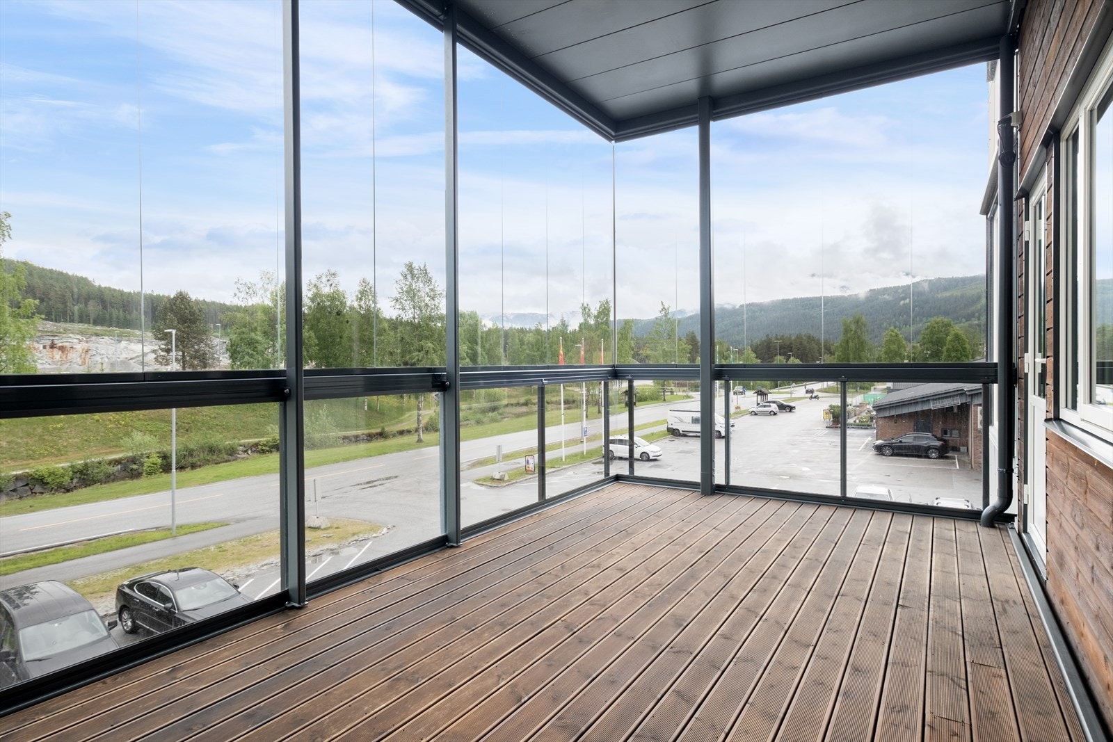 Frå stova er det direkte utgang til to romslege verandaer med eit samla areal på 34 kvm. Galleribilde