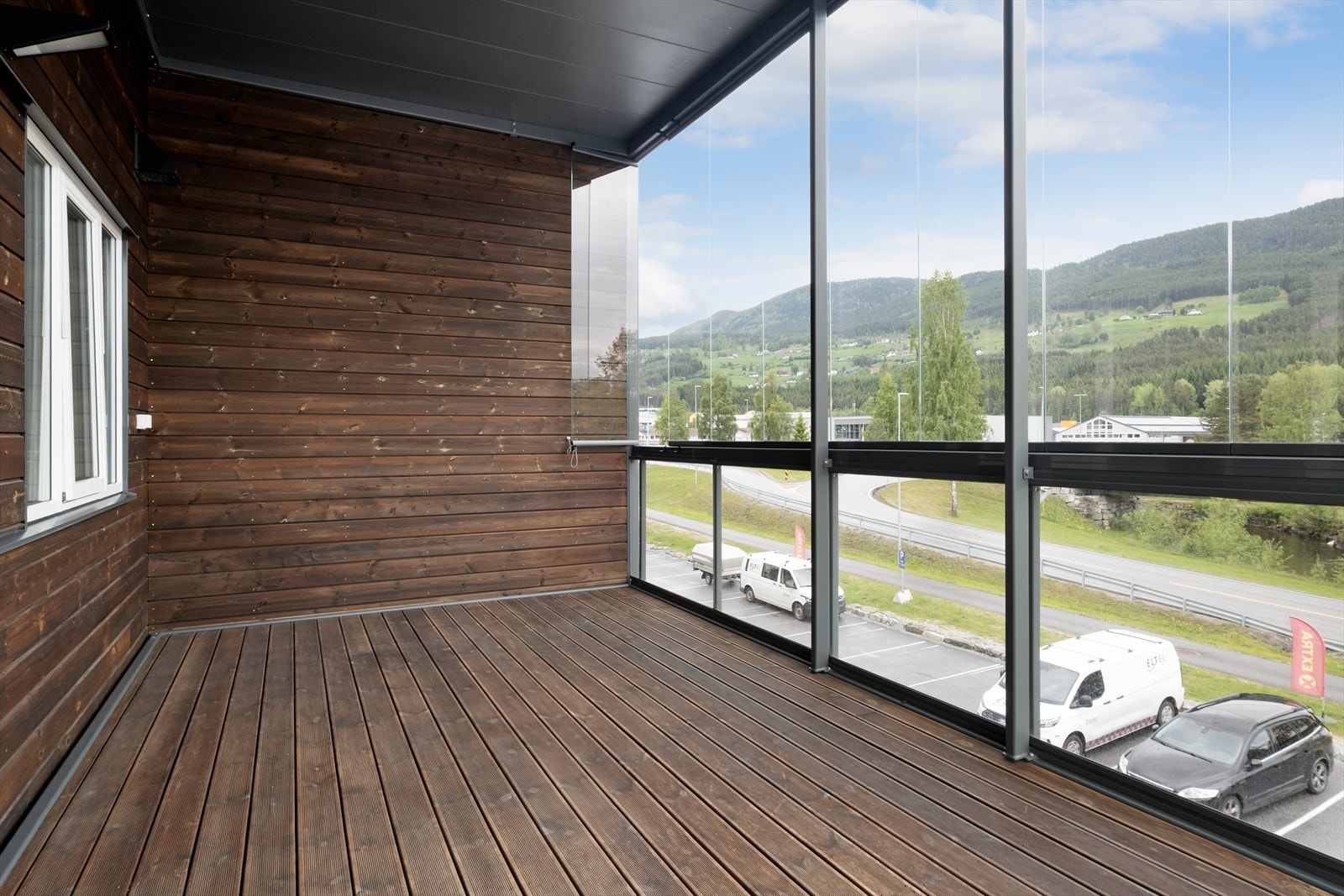 Verandaen i front er innglasa og har god plass til romslege utemøblar. Her kan ein sitte lunt og skjerma året rundt, uavhengig av vêr og vind. På fine dagar kan ein enkelt opne opp glaspartia. Galleribilde