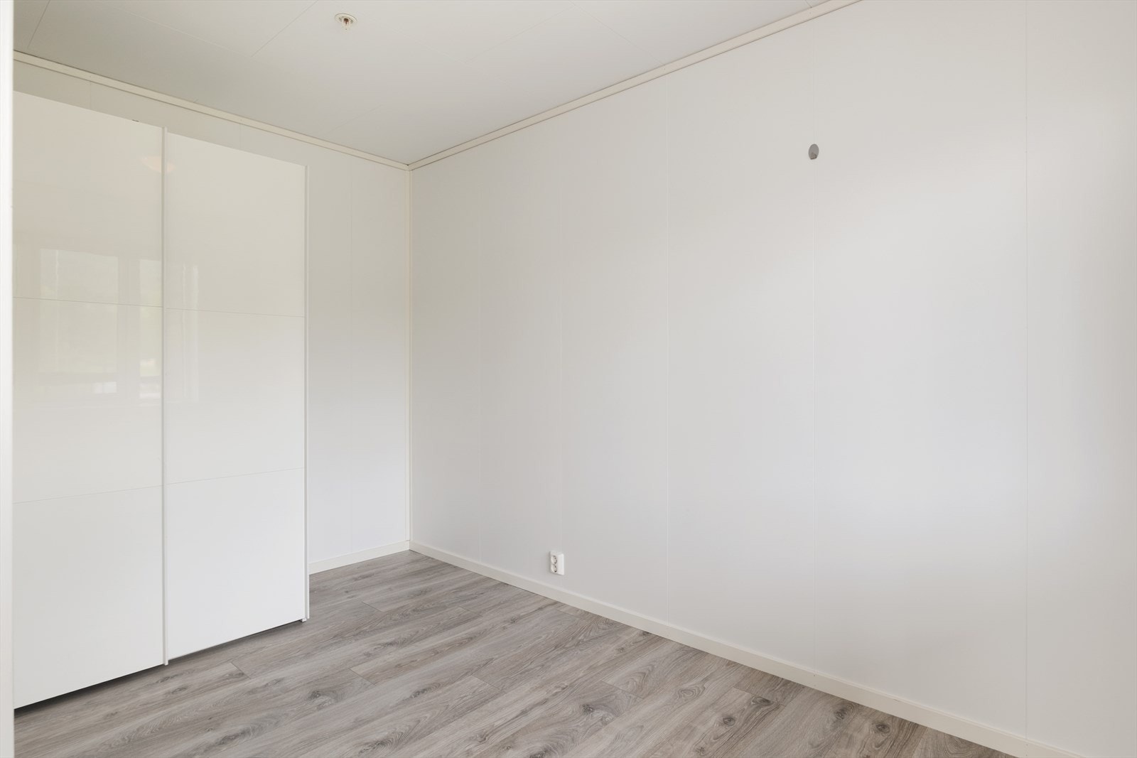 Veggane er holdt lyse medan det er laminat på golv. Galleribilde