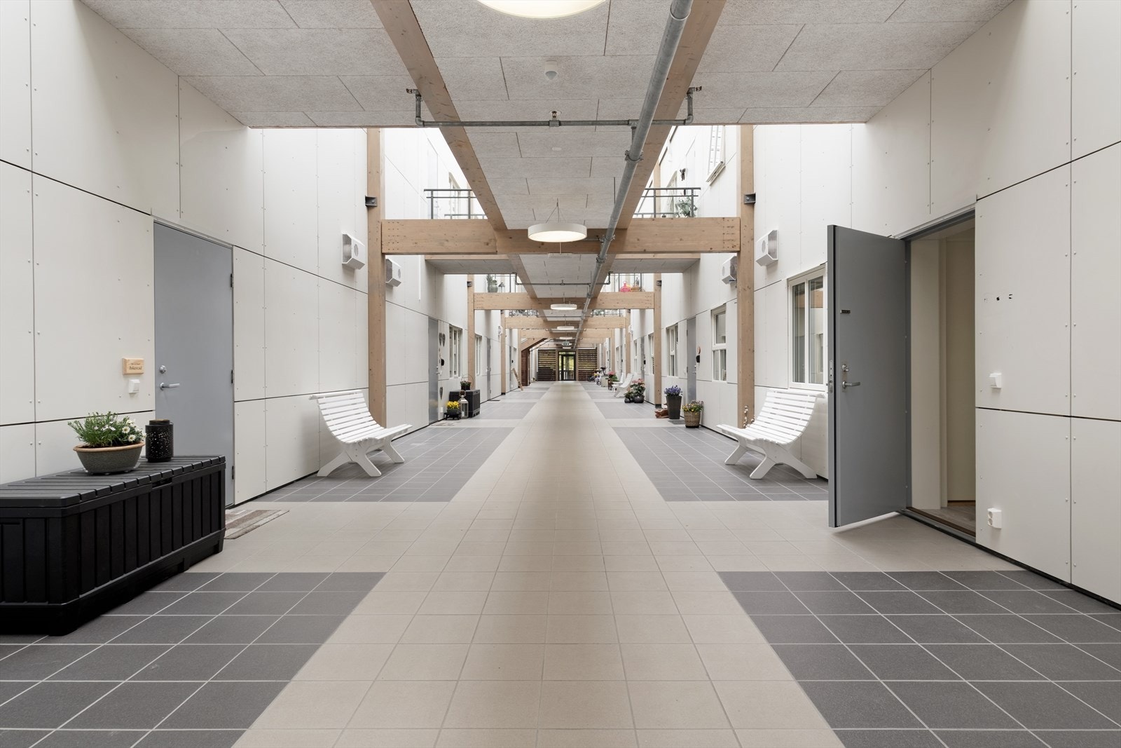 Leilegheita har enkel og trappefri tilkomst, og det er tilkomst ned til daglegvarebutikk via heis eller trapp. Galleribilde