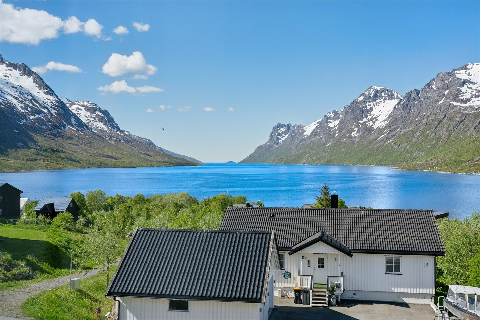 Flott utsikt mot Ersfjorden og fjellene rundt. Galleribilde