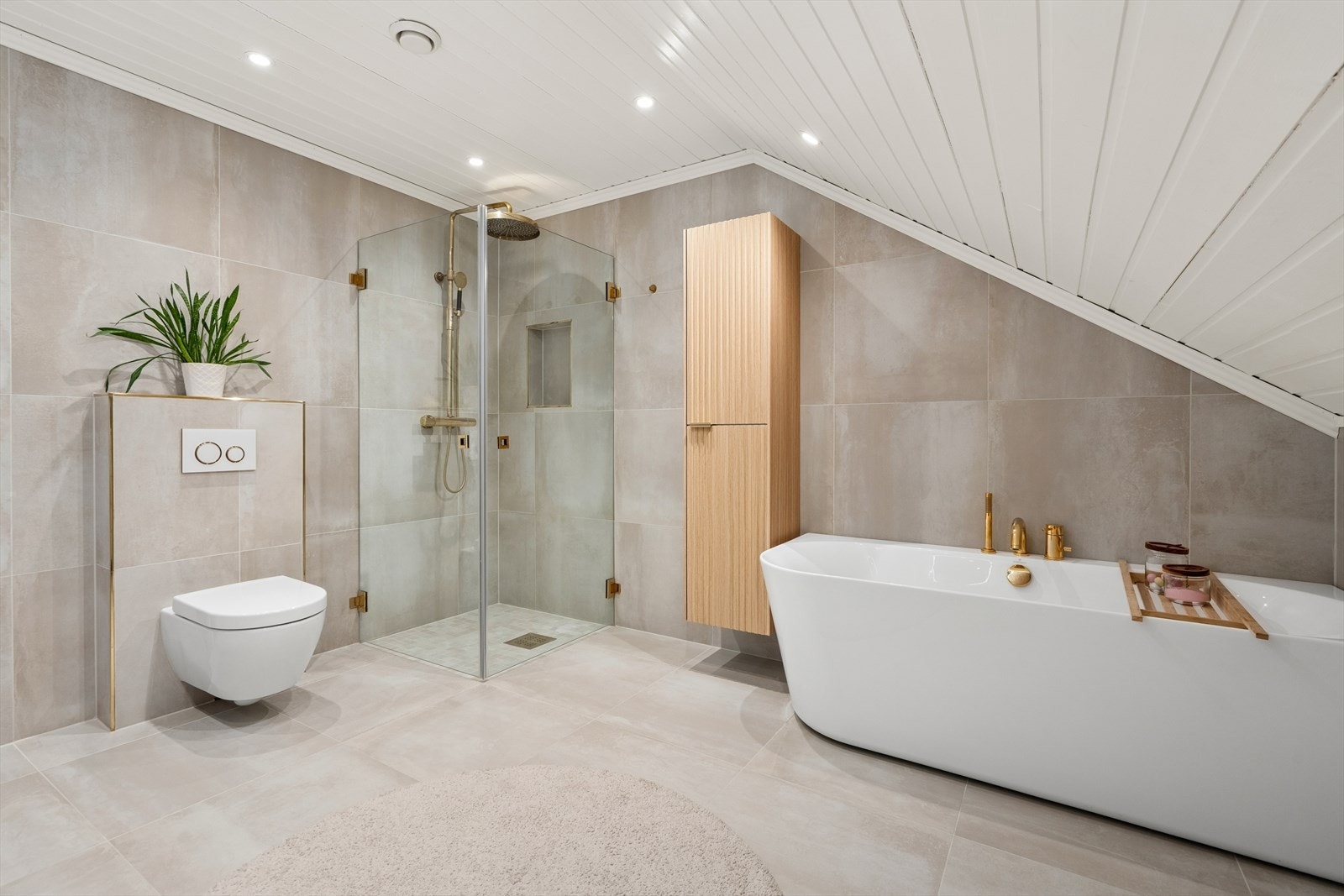 Badet har flislagt gulv med elektriske varmekabler og vegghengt toalett. Galleribilde