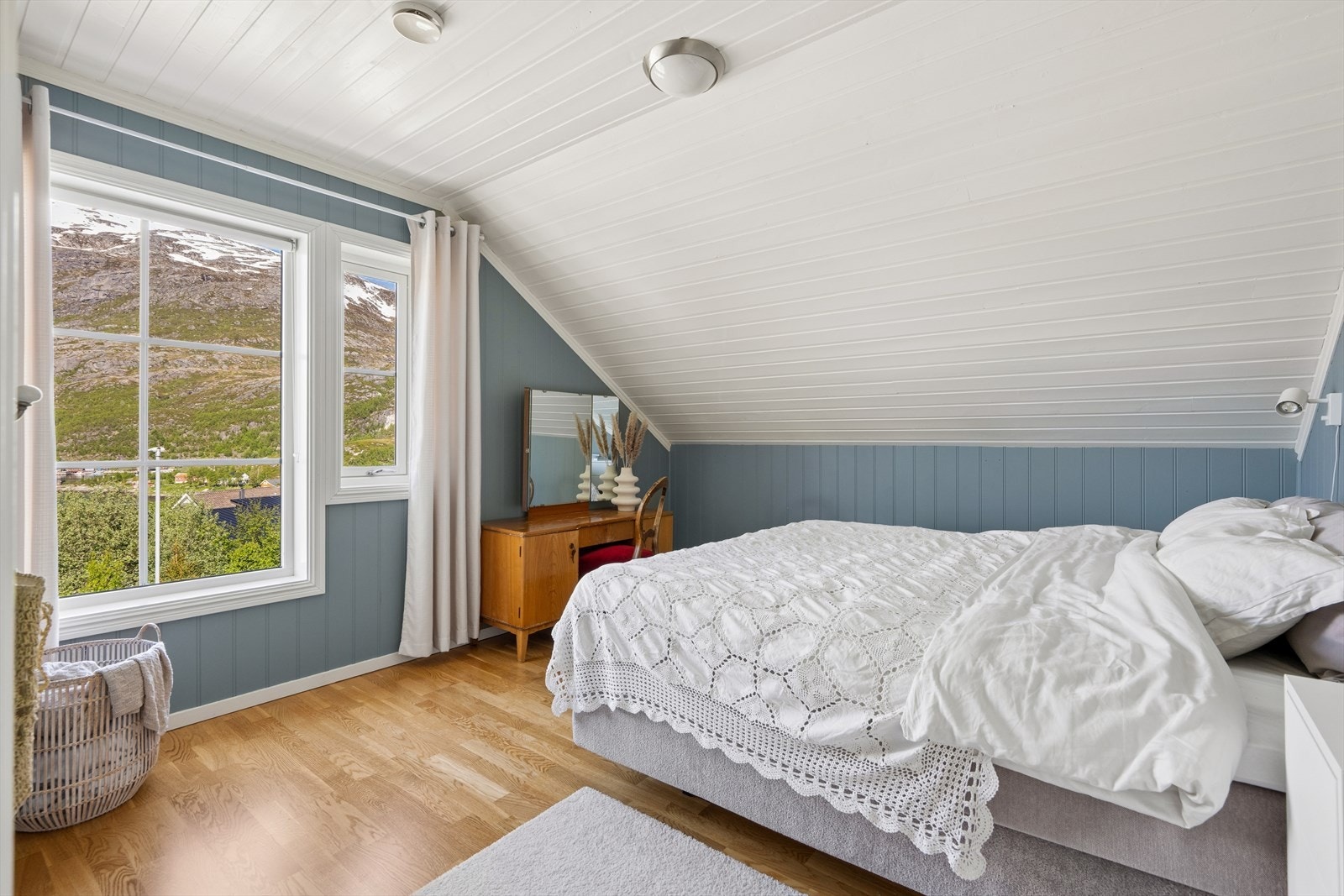 Soverommene i andre etasje har skråtak som gir en lun og hyggelig atmosfære. Galleribilde