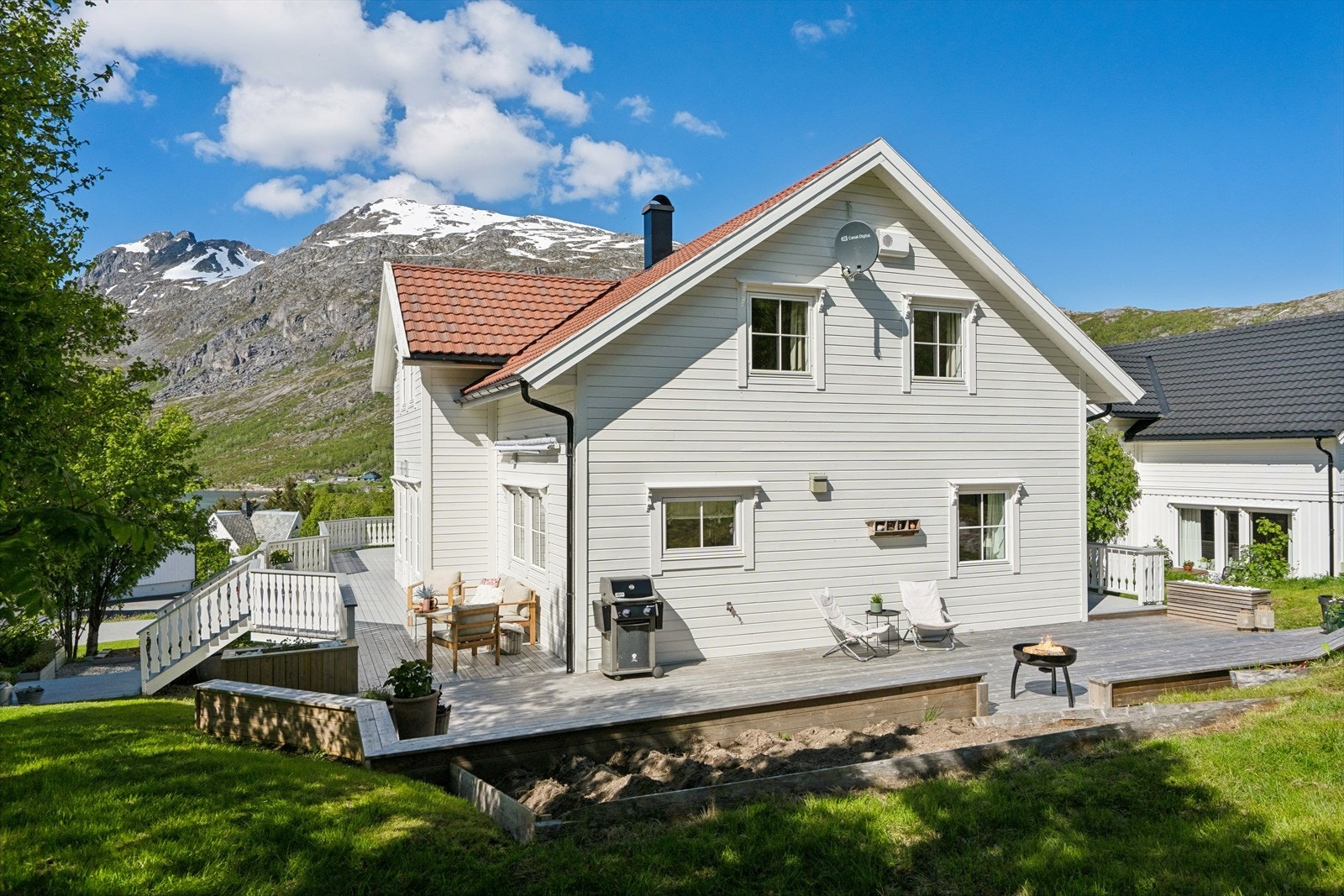 Fra hagen er det direkte adkomst til den store terrassen. Galleribilde
