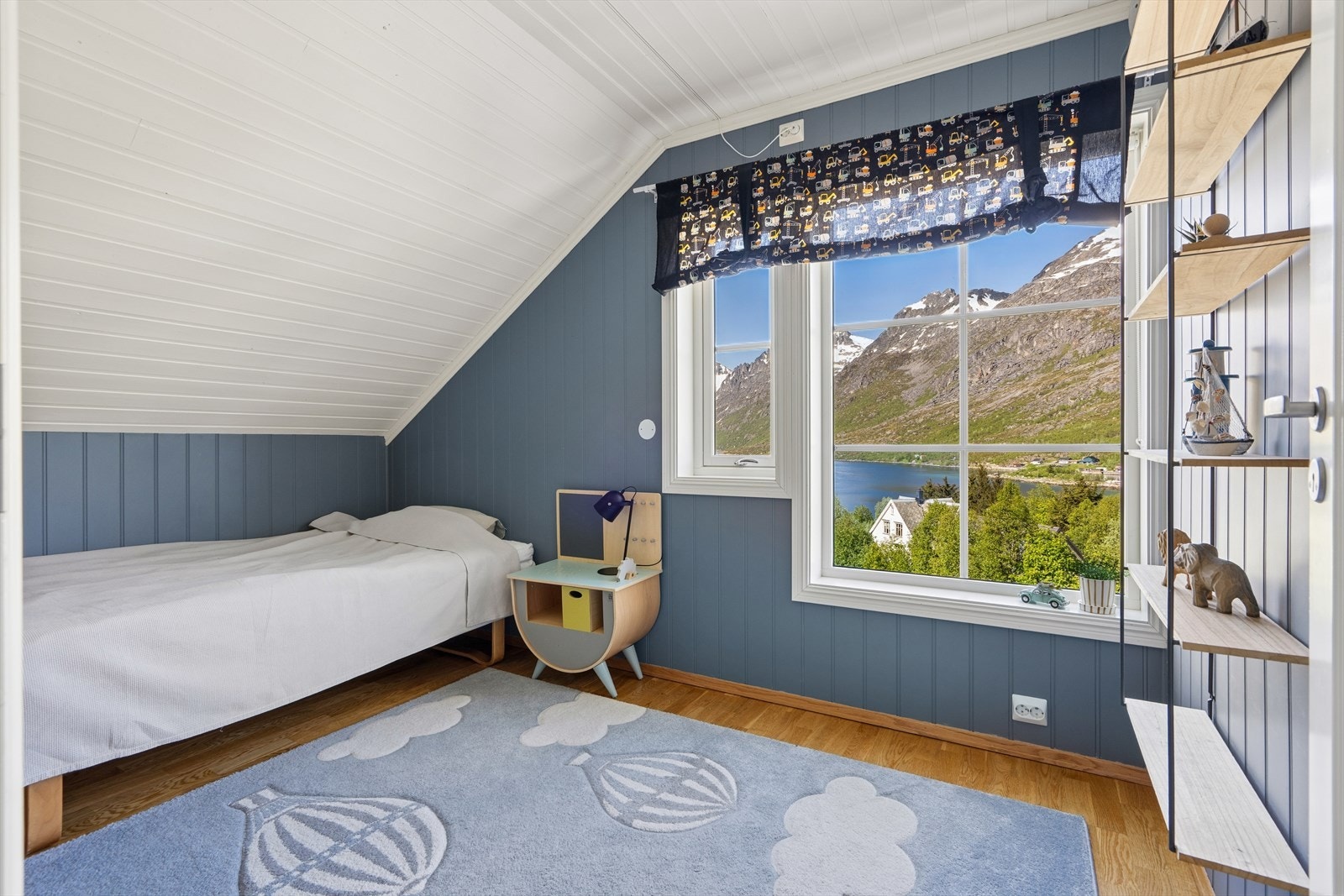 Fra flere av soverommene er det flott utsikt mot fjorden og fjellene. Galleribilde