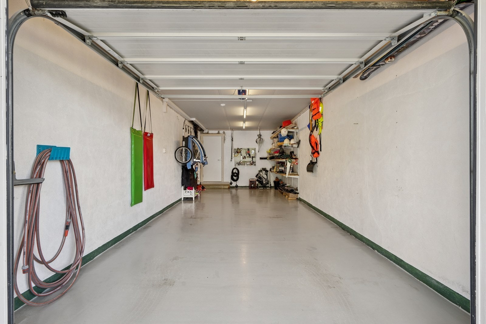 Integrert garasje med automatisk portåpner. Galleribilde