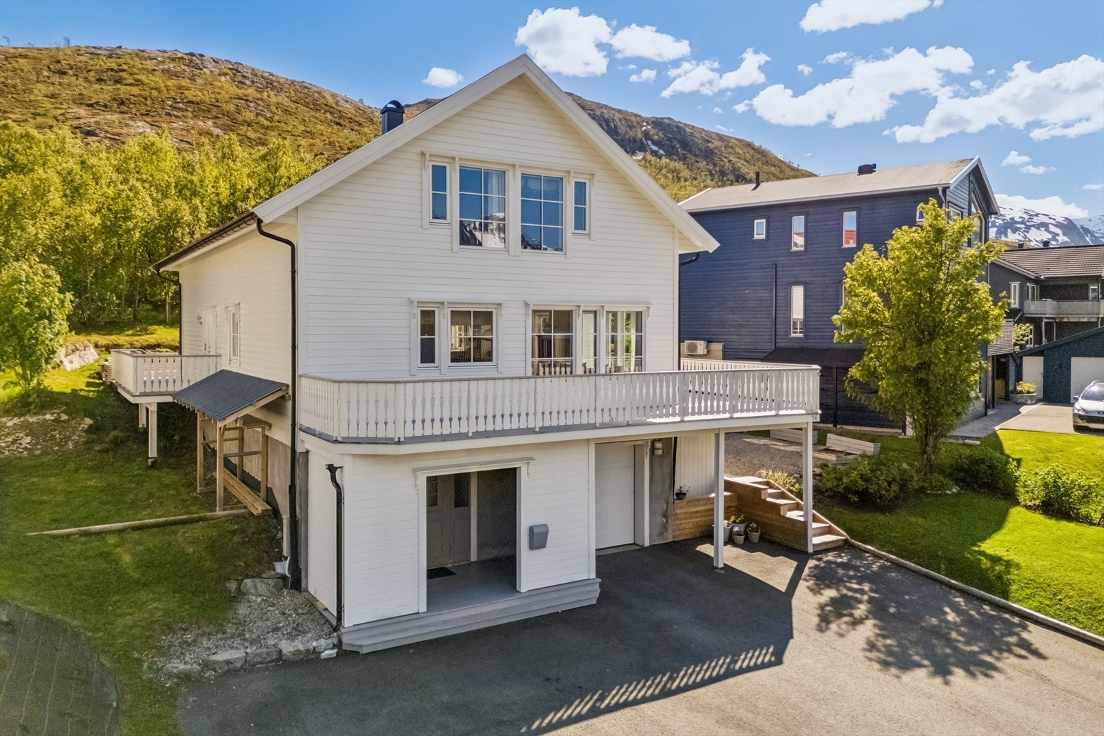 Det er bygd igjen under veranda ved inngangsdør. Praktisk og fint for oppbevaring av redskaper, ved etc. Galleribilde