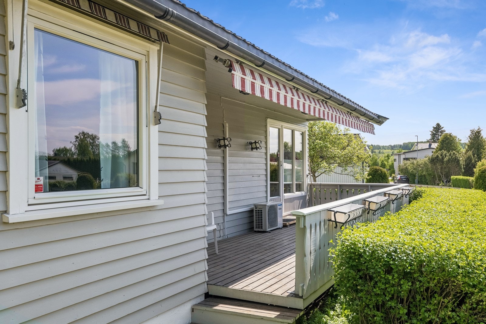 Boligen har liggende trepanel og vinduer med 2-lags isolerglass, de fleste fra 2002. Galleribilde