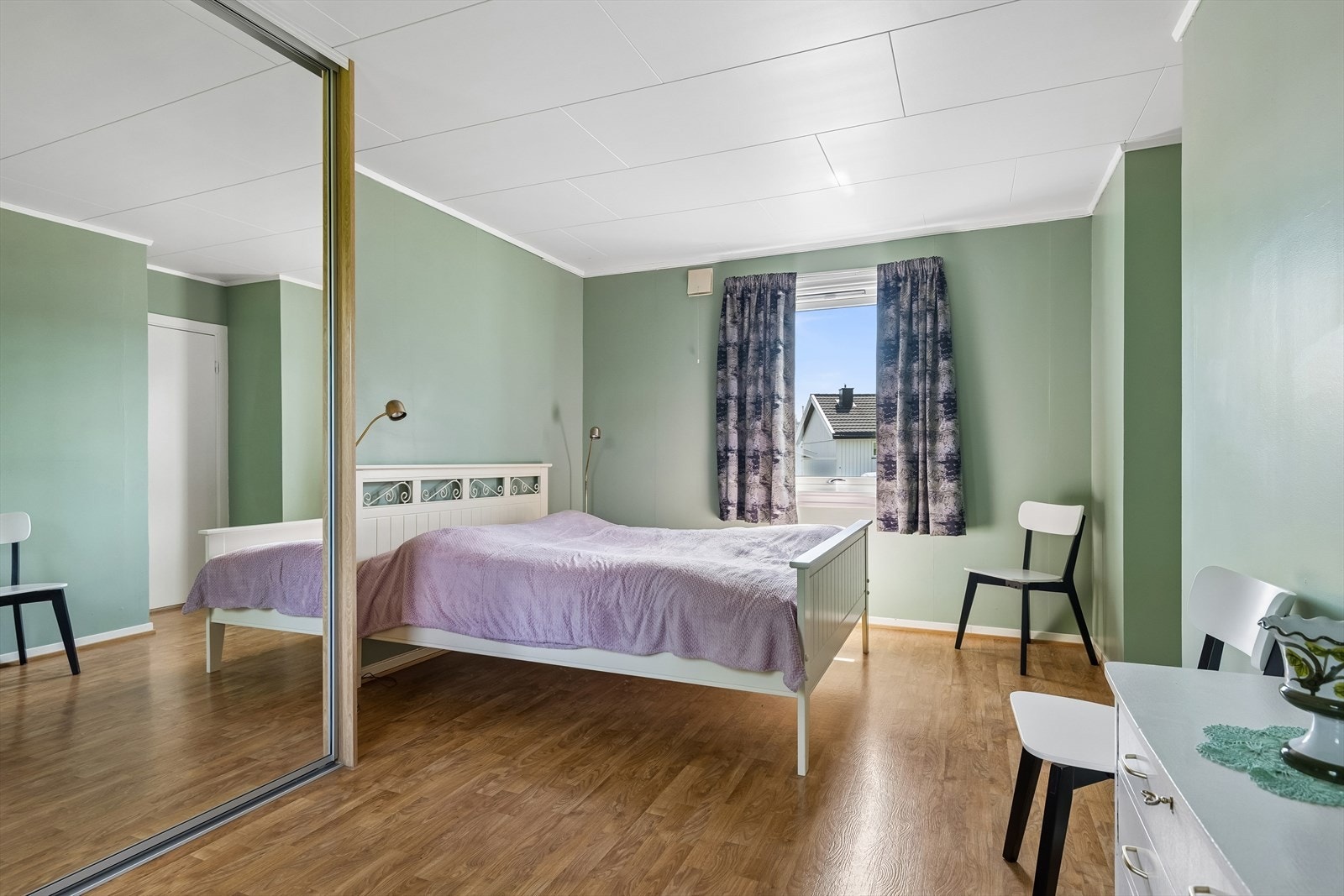 Rommet har en stor skyvedørsgarderobe med speilfronter som gir rikelig med oppbevaringsplass. Galleribilde