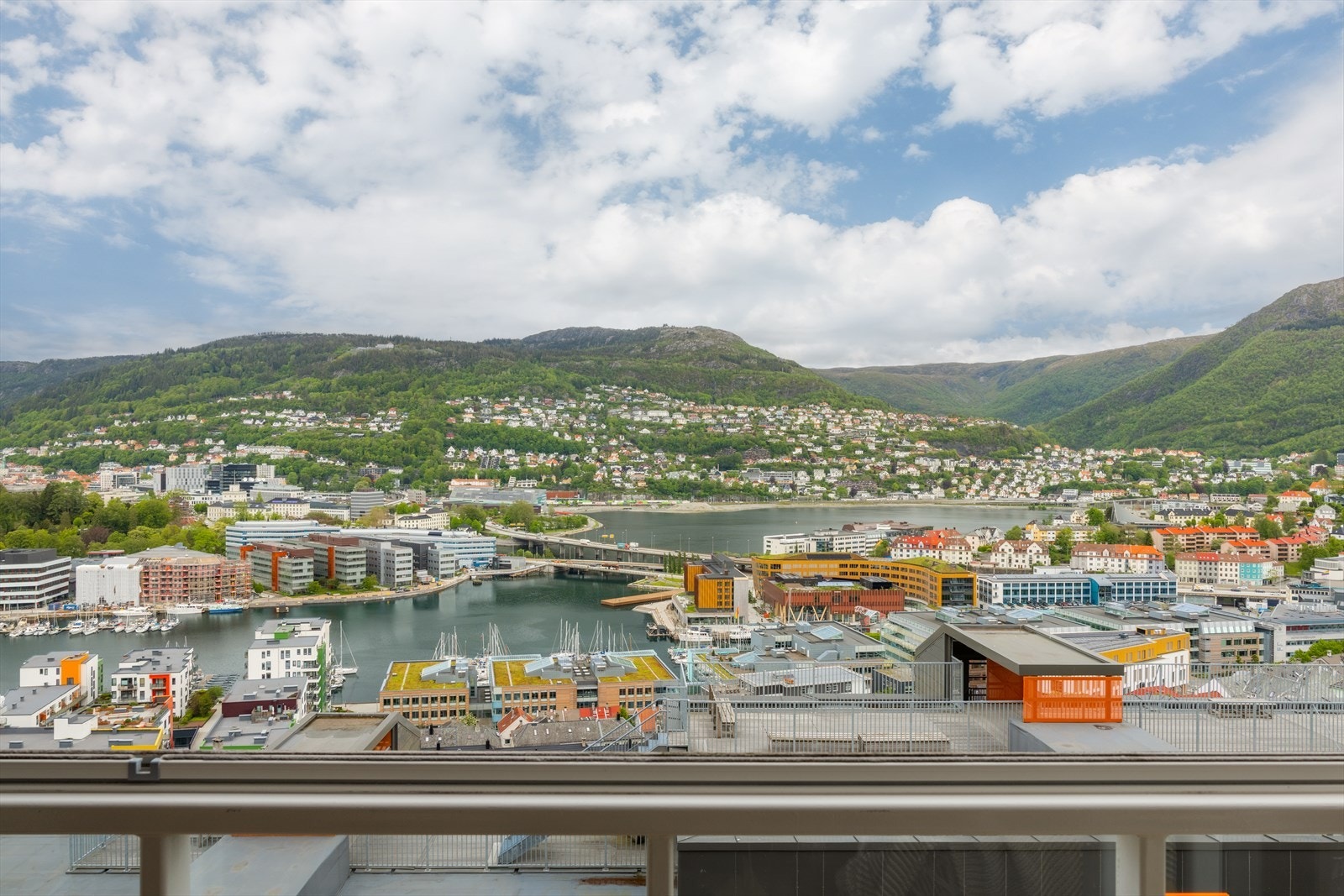 Her er det god plass til sittegruppe og planter, samtidig som du kan nyte rolige stunder i skjermede omgivelser. Galleribilde