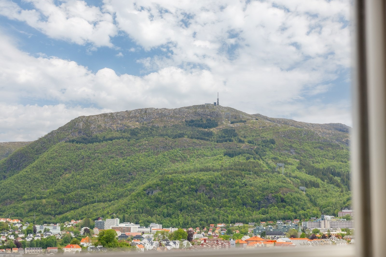 Skoglien 35 ligger i et etablert og attraktivt boligområde, med flotte utsiktsforhold mot Damsgårdssundet, Bergen sentrum og byfjellene, og kort vei til de fleste hverdagsfasiliteter. Galleribilde