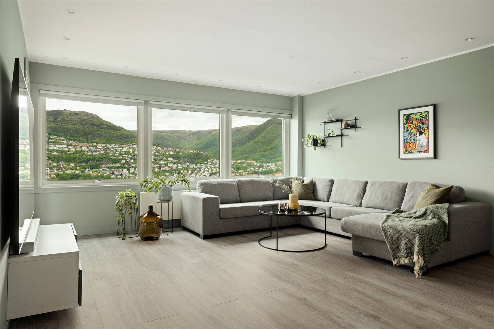 Leiligheten ligger i byggets 6. etasje og inneholder entré/gang, bad, to soverom, stue/kjøkken og innglasset balkong. Galleribilde