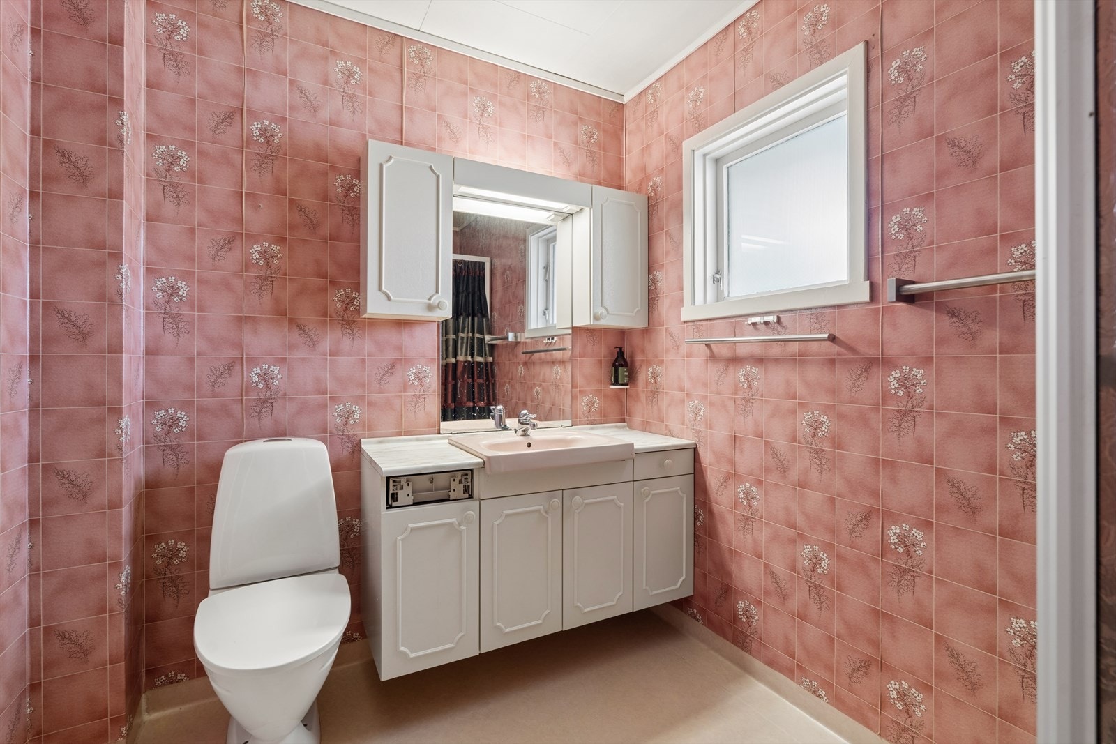 Boligen har to baderom. Her fra badet i 1.etasje. Galleribilde