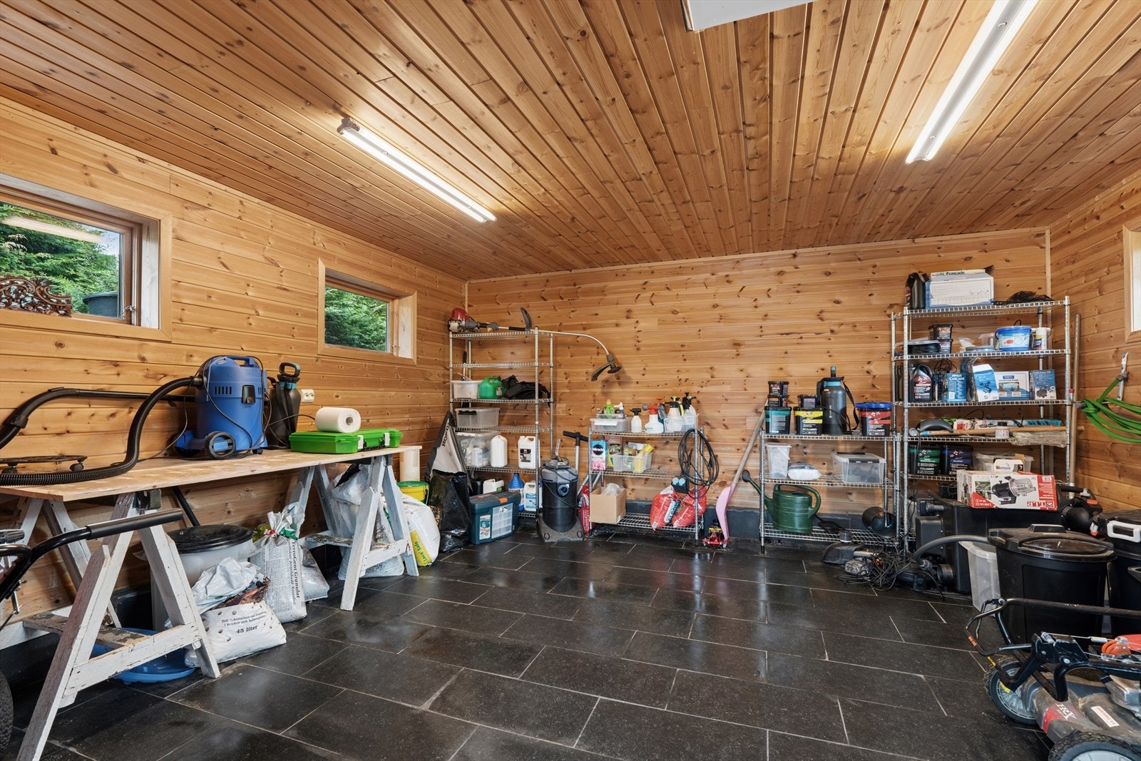 Redskapsbod i hagen. Galleribilde