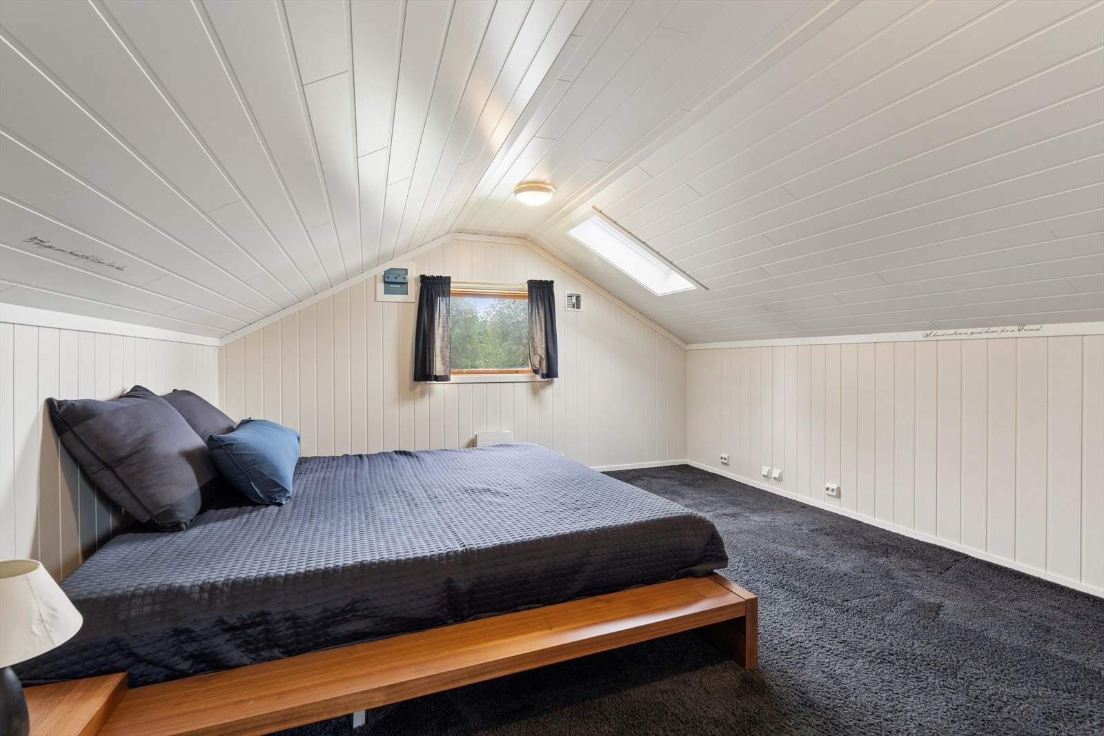 2.etasje - Soverom 2 - Det foreligger ikke godkjente byggetegninger av 2.etasje. Etasjen er per i dag innredet med loftstue og to soverom. Rommene er ikke godkjent for varig opphold. Galleribilde