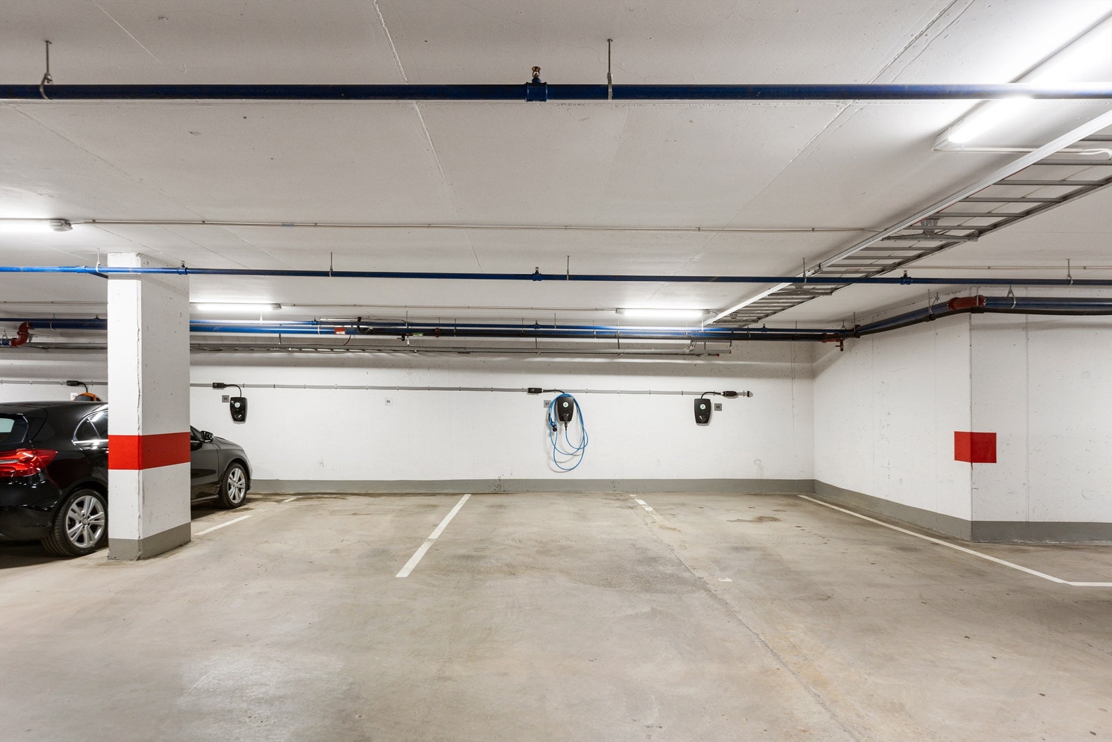 Det medfølger en fast garasjeplass(hjørneplass) i felles anlegg merket nr. 58, utstyrt med elbillader. Galleribilde