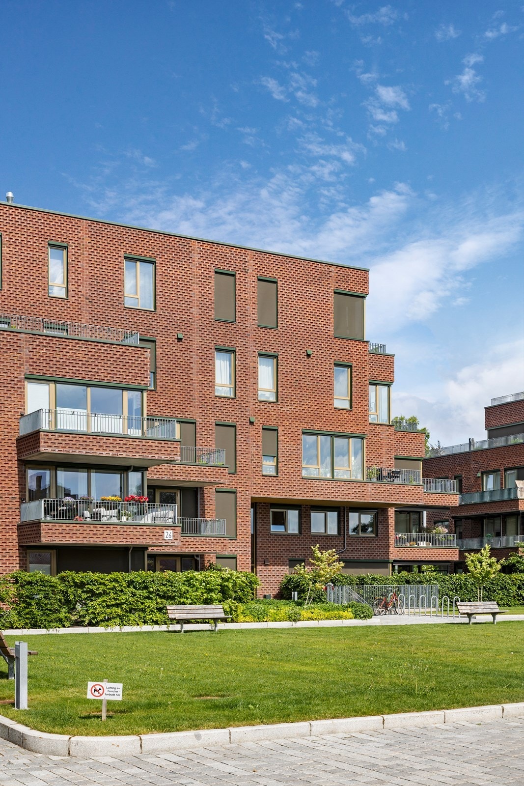 Bygget har en moderne arkitektur med fasader i teglstein. Prosjektet Urban Villas mottok Murverksprisen i 2022. Galleribilde