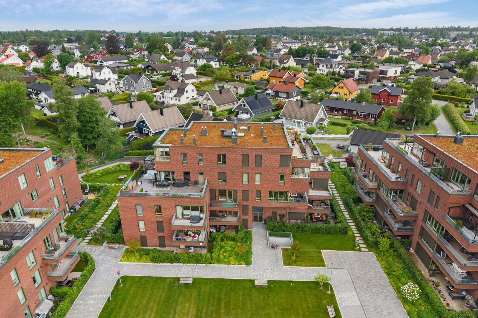 Eiendommen ligger i et rolig og etablert område med en blanding av ny og eldre bebyggelse. Galleribilde