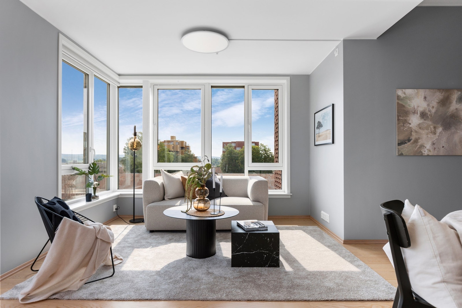 Stuen har god plass til både sofagruppe og spisebord. Galleribilde